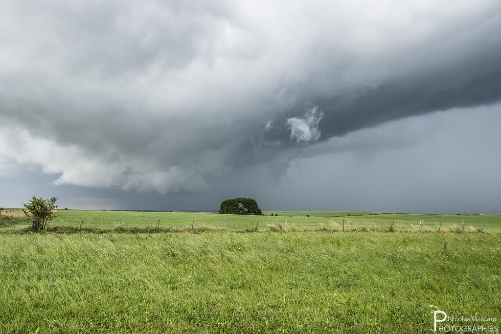 Gros orages à répétition sur la vallée de Drugeon avec nombreux coups de foudre ainsi que plusieurs abaissements en rotation.
L'air chaud et humide des lacs et tourbières de cette région favorise et renforce l'instabilité convective. - 21/07/2017 17:00 - Nicolas GASCARD