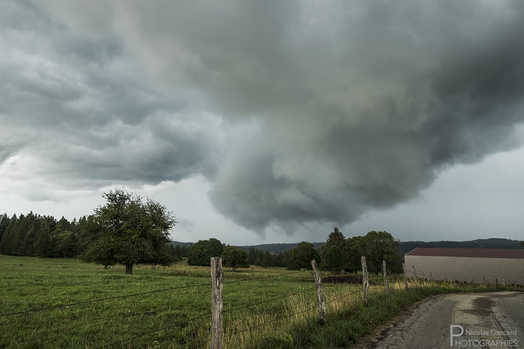 Gros orages à répétition sur la vallée de Drugeon avec nombreux coups de foudre ainsi que plusieurs abaissements en rotation.
L'air chaud et humide des lacs et tourbières de cette région favorise et renforce l'instabilité convective. - 21/07/2017 17:00 - Nicolas GASCARD