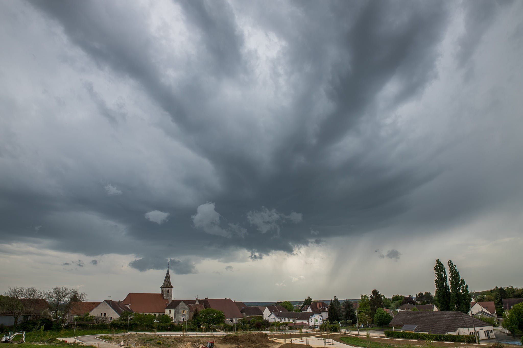 Base orageuse interceptée à Authume près de Dole à la mise en place des premières cellules orageuses dans le Jura. - 29/04/2018 16:05 - Yannick MOREY