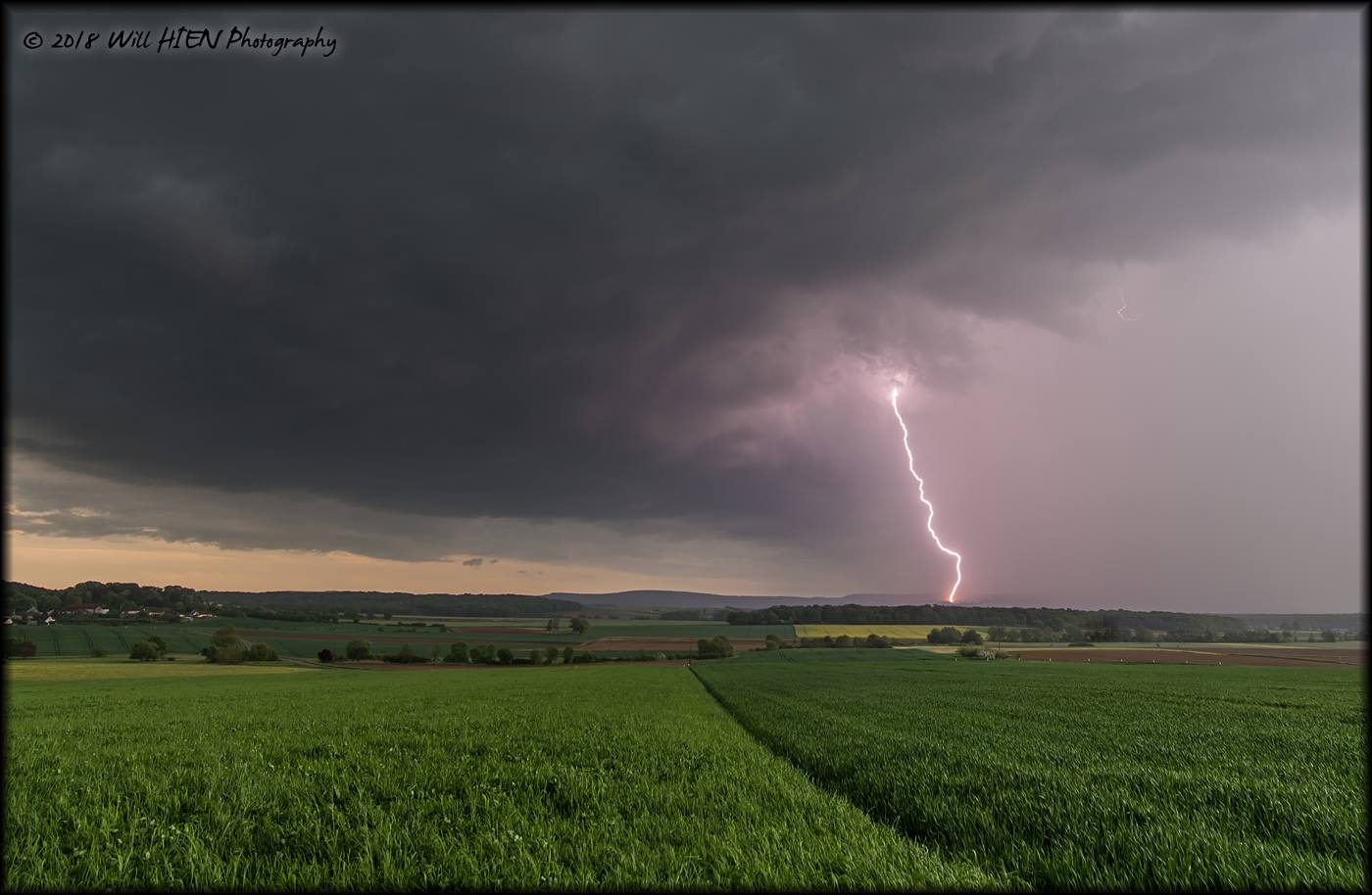 Avec mon pote Alexis Maillard, nous sommes allés nous placer au nord du Jura, là où les modèles voyaient l'initiation des supercellules espérées ce jour. - 29/04/2018 20:00 - Will HIEN Photography