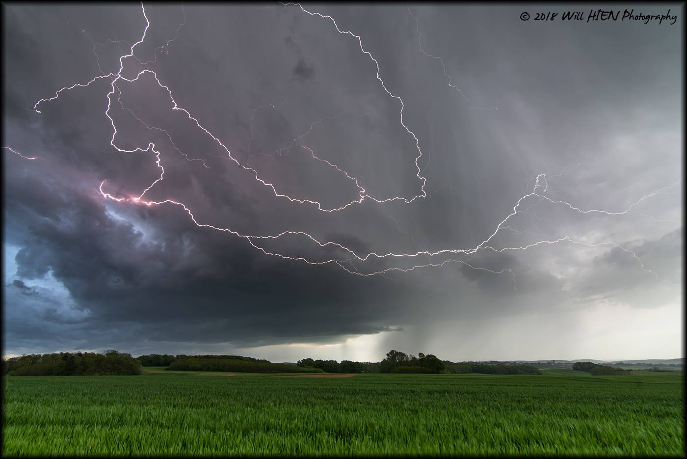 Nous sommes en place dans un champ, sur les hauteurs, pour voir passer cet orage certainement en rotation, dont l'enclume est parcourue de manière incessante par de superbes spiders... - 29/04/2018 20:00 - Will HIEN Photography