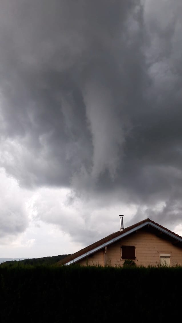 Tuba bien développé à l’aplomb du village de Beutal (Doubs). Le nuage dont il est issu tournait de façon impressionnante. C'était le deuxième orage qui nous survolait ce soir là. - 30/08/2017 19:14 - stéphane devaux