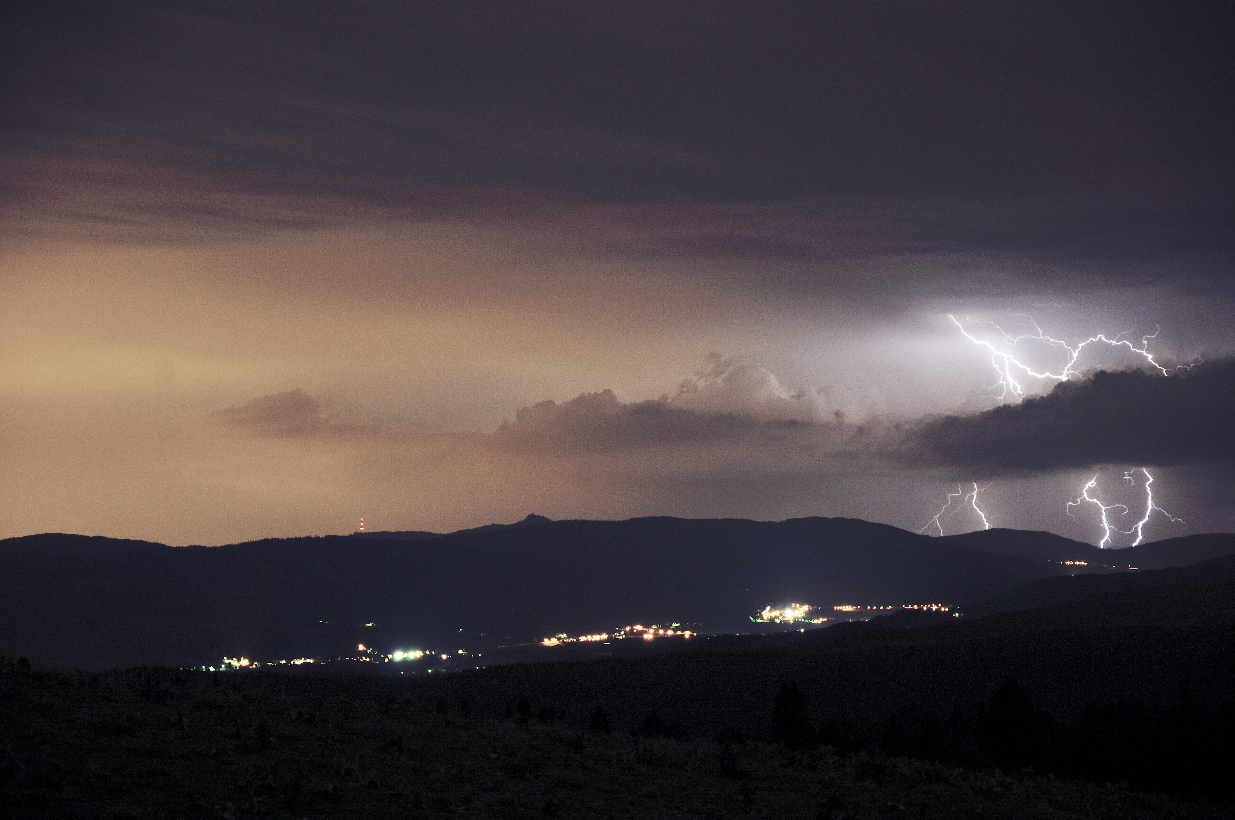 Foudre sur le Jura, vu depuis le mont d'Or. - 31/07/2016 01:00 - Lucien Mandrillon