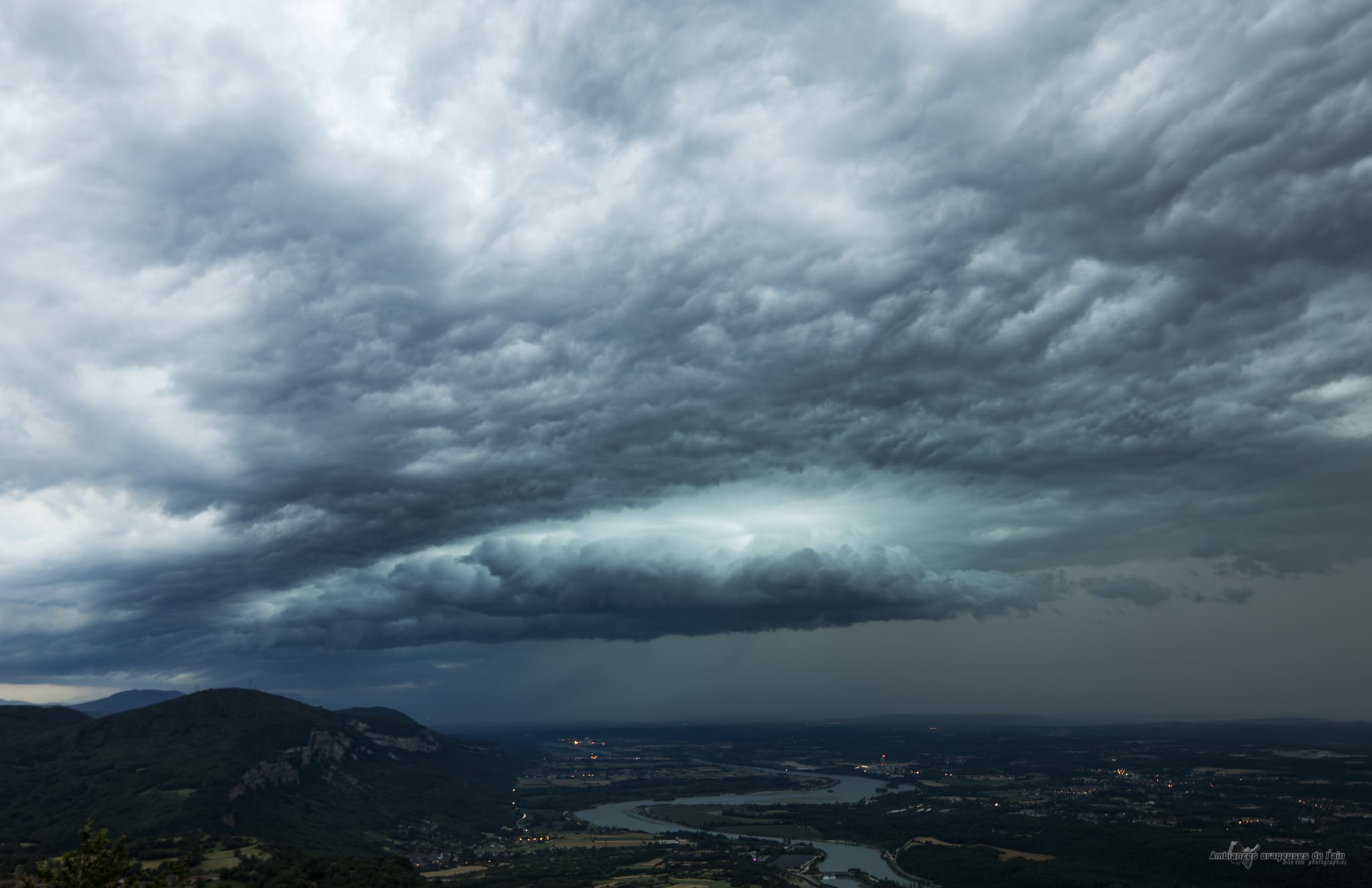 belle structure et sillage turbulent sur le nord isere - 01/07/2019 20:10 - brice volo