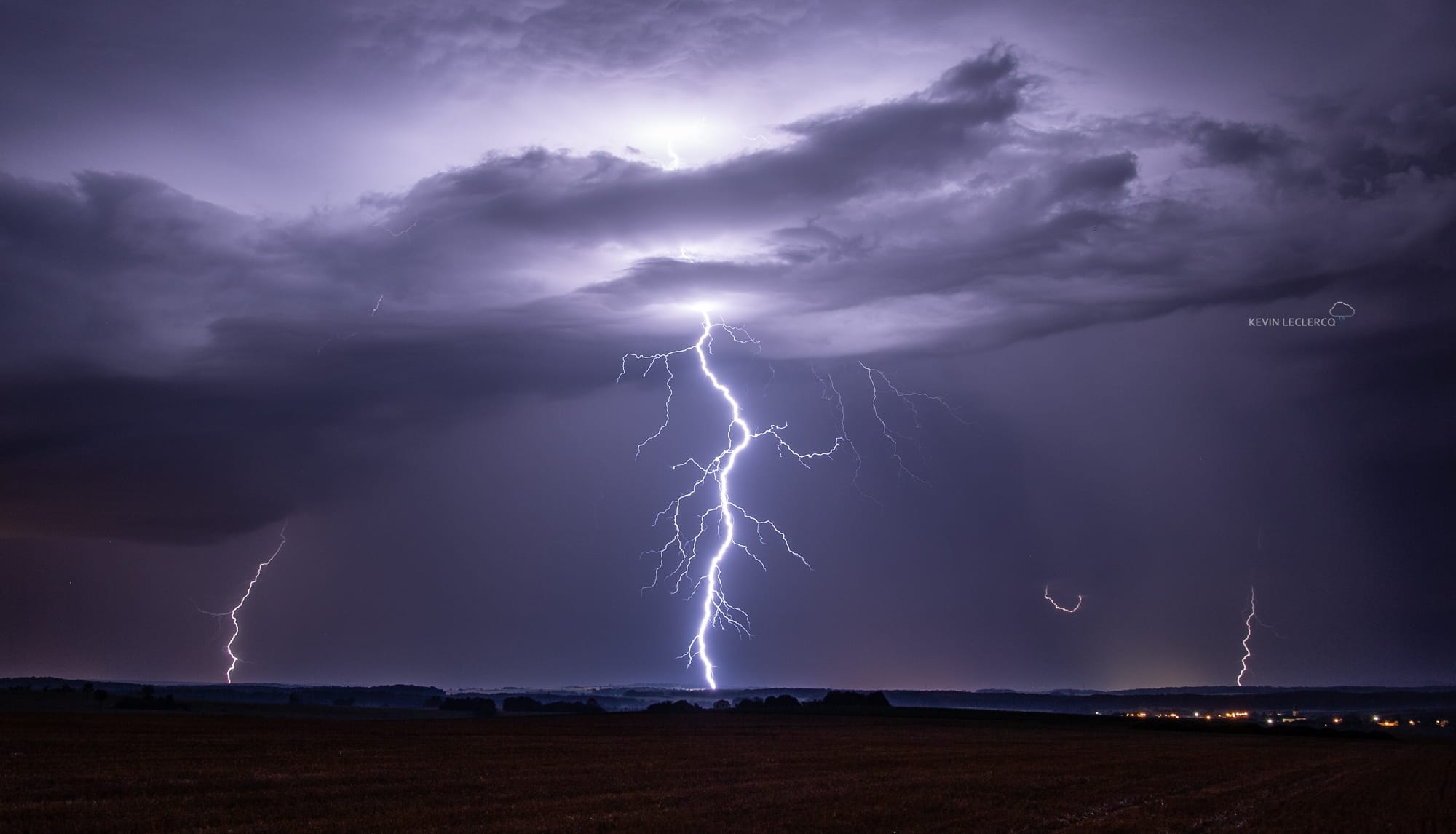 Bien belle surprise aujourd'hui sur la région avec des orages bien plus nombreux que prévue sur la partie Sud Est de la région, les orages se formeront sur ce secteur continuellement entre la fin d'après midi et la nuit ! 

Activité éléctrique assez irrégulière selon les cellules mais leur nombre important a permis de réaliser quelques belles prises comme ce superbe impact ramifié au sud d'Ortoncourt (88) 

Quelques dégâts du au vent dans le lunévillois (54) a reporté tout de même avec une vingtaine de maison durement touché par un phénomène venteux. - 01/08/2020 23:33 - Kévin Leclercq