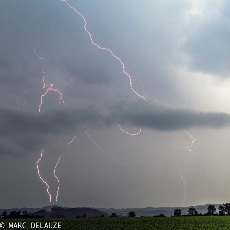 Orage du 3 Juillet 2019 dans la plaine de St-Paulien.
La foudre frappe deux antennes de communication en même temps. - 03/07/2019 19:30 - Marc Delauze