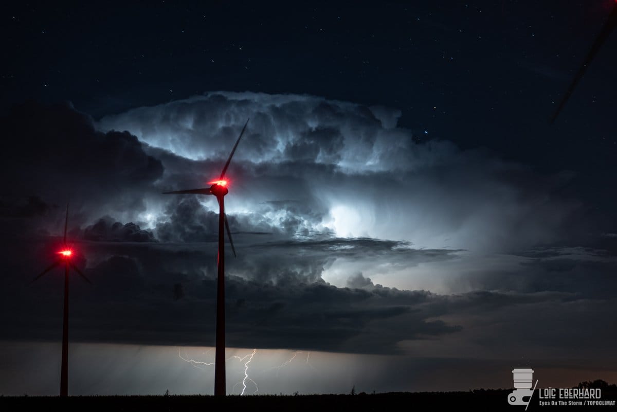 Dans les Ardennes avec des éoliennes / Nuage illuminé + Impact de foudre + étoiles - 03/06/2019 03:00 - Loïc EBERHARD