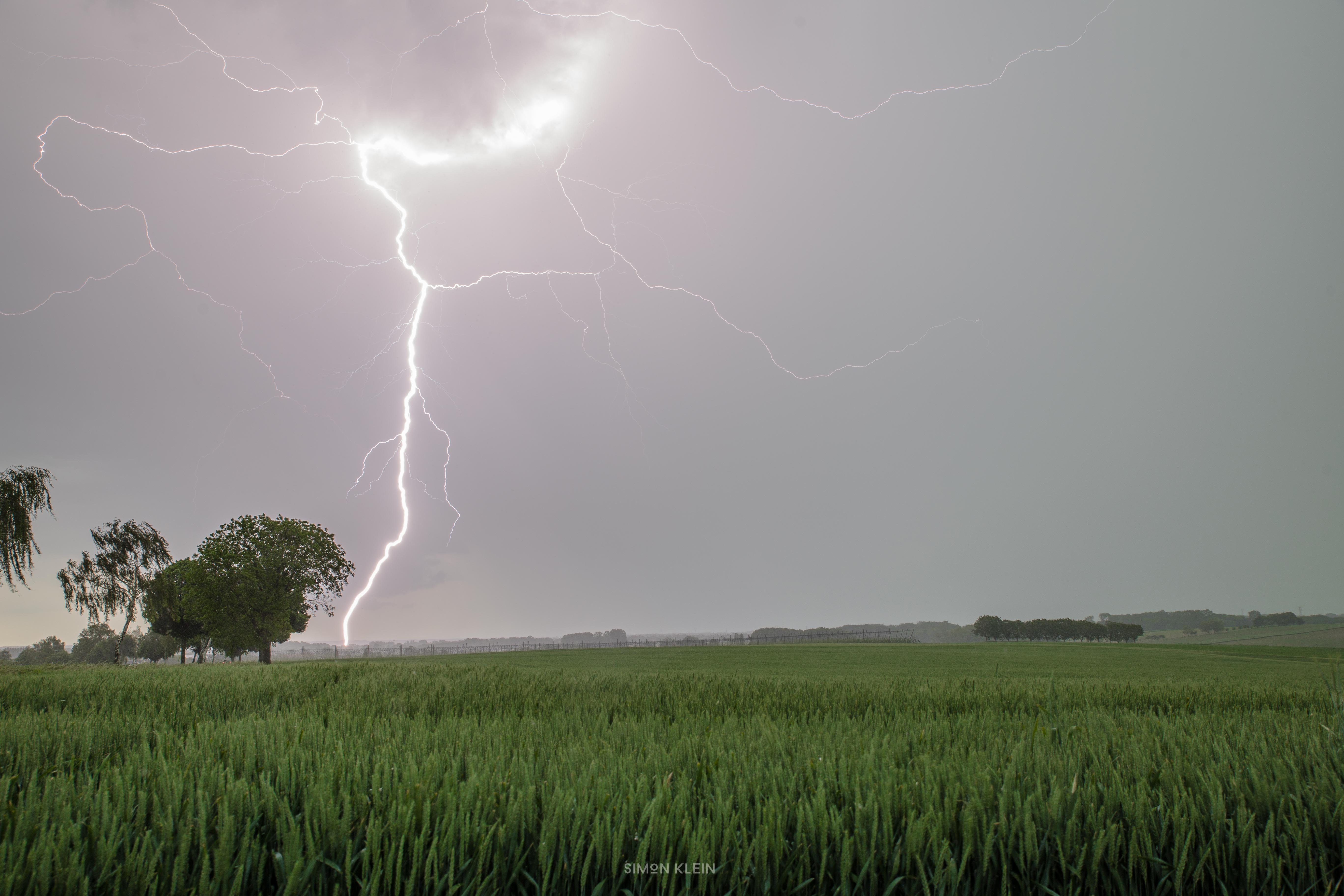 Orage en ce début d'après-midi dans le Bas-Rhin en Alsace avec une bonne activité électrique pour un début d'après-midi comme ici  à Ohlungen au sud de Haguenau (67) - 03/06/2019 14:40 - Simon KLEIN