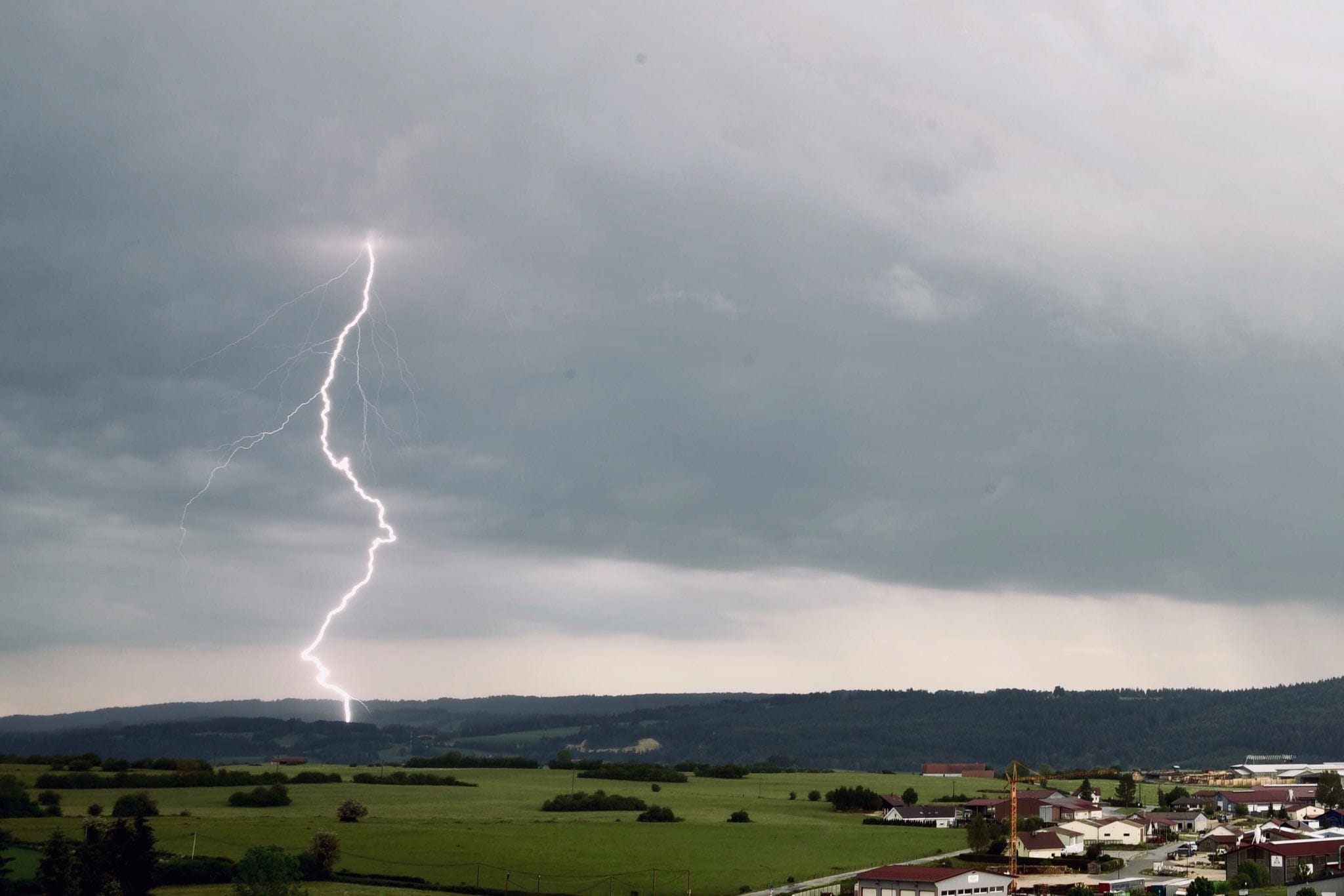 Impact de foudre dans le Doubs, à Orchamps-Vennes en ce début de soirée ! - 05/06/2019 20:00 - Andéol DEMEULENAERE