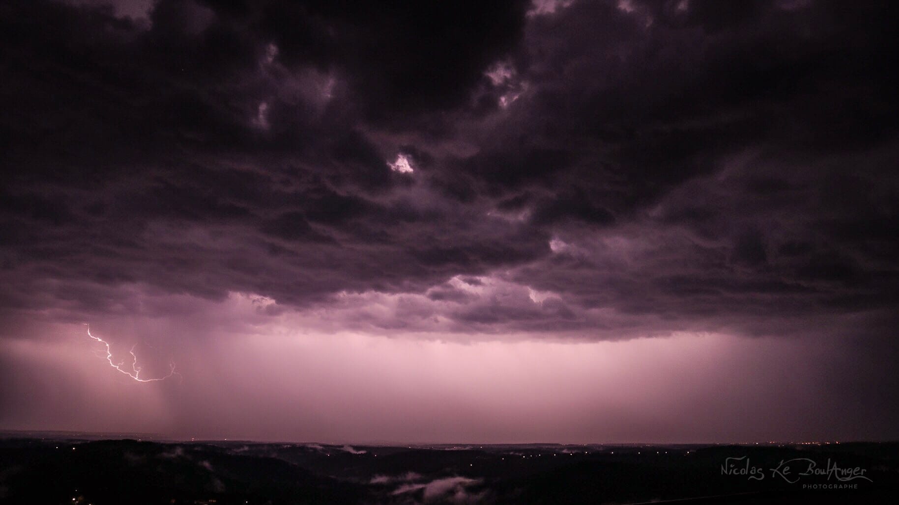 Cellule très active et électrique hier soir qui s’est deplace de Sarrebourg à Saverne. Conditions difficiles pour les prises de vue,fortes pluies et vents soutenus. 67 - 05/06/2019 23:00 - Nicolas Le Boulanger