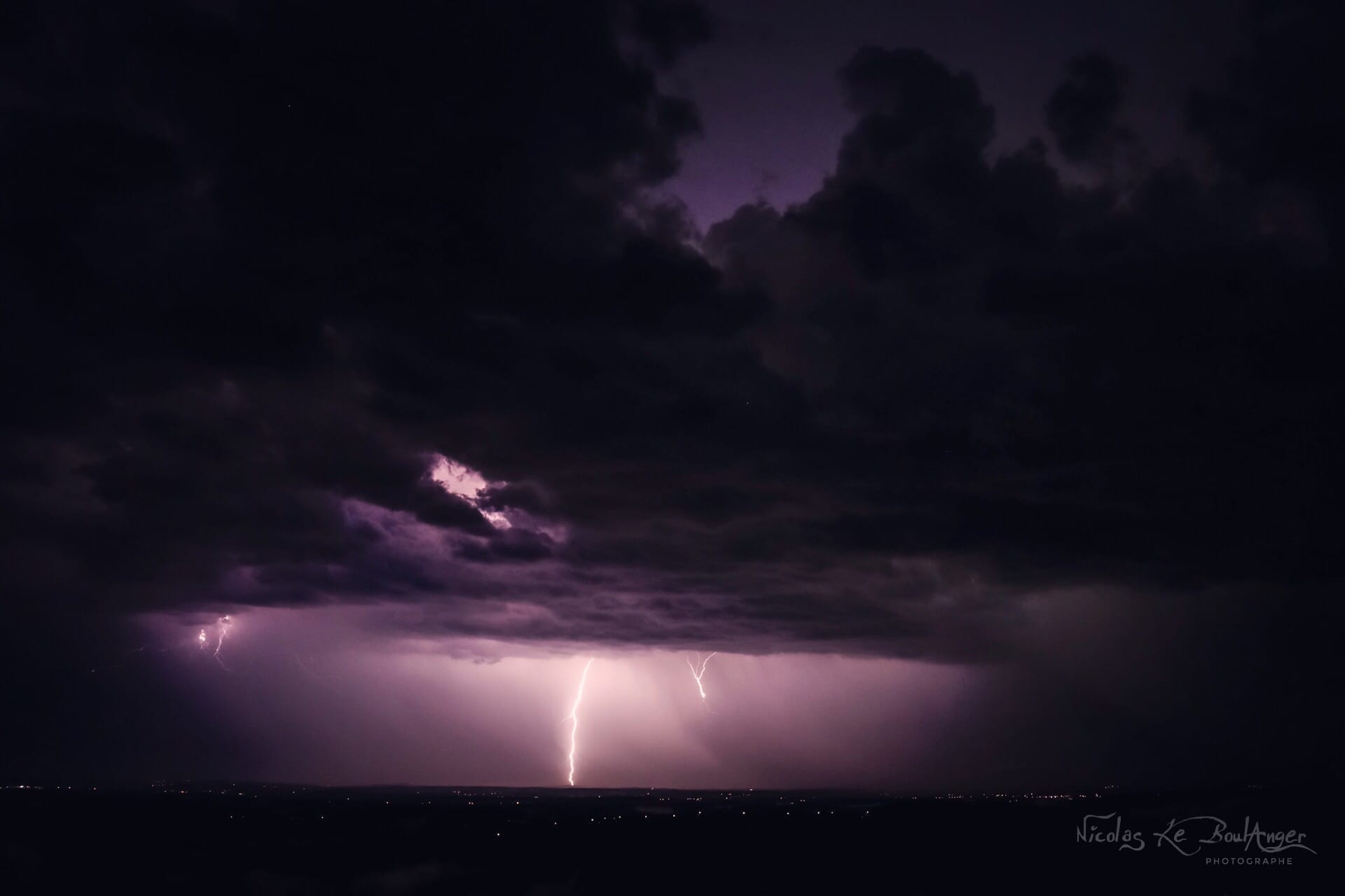 Cellule très active et électrique hier soir qui s’est deplace de Sarrebourg à Saverne. Conditions difficiles pour les prises de vue,fortes pluies et vents soutenus. 67 - 05/06/2019 00:23 - Nicolas Le Boulanger