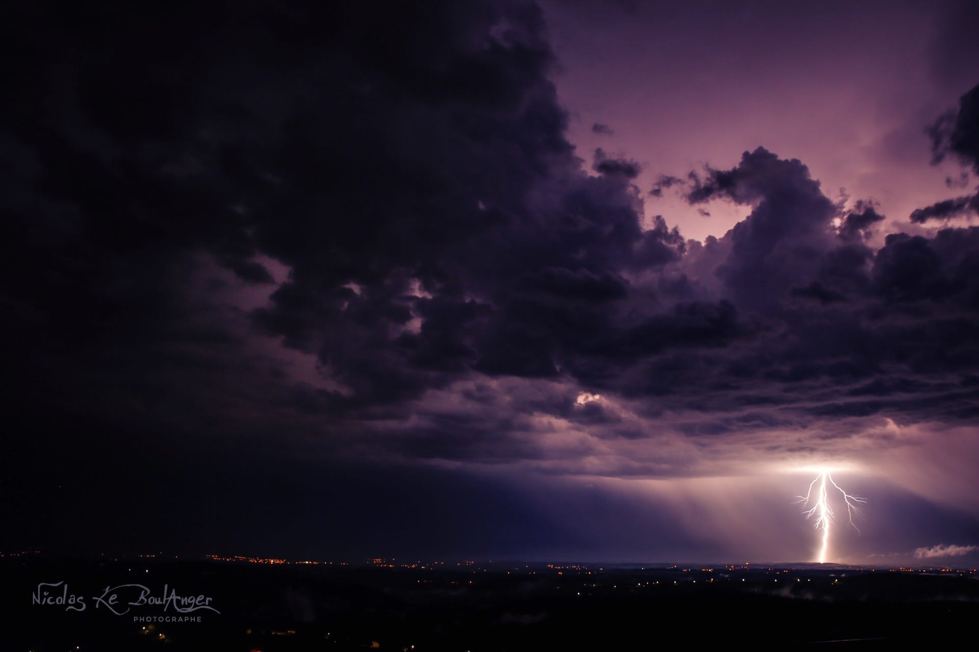 Cellule très active et électrique hier soir qui s’est deplace de Sarrebourg à Saverne. Conditions difficiles pour les prises de vue,fortes pluies et vents soutenus. 67 - 05/06/2019 23:00 - Nicolas Le Boulanger