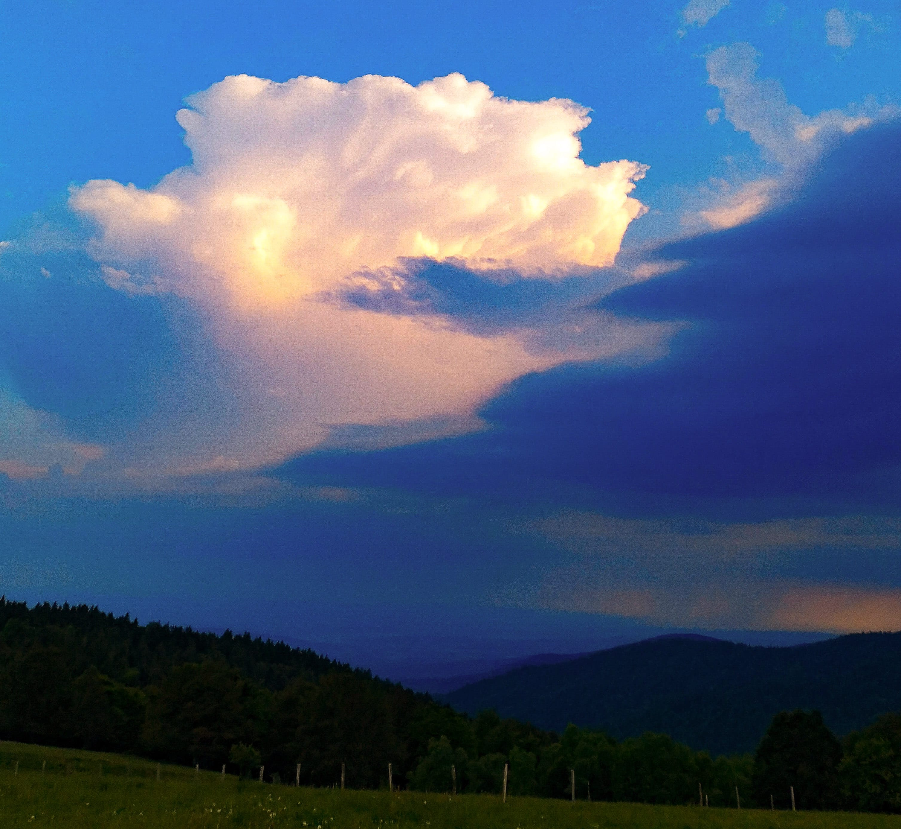 Convection puissante en Franche Comté vue depuis le Ballon d'Alsace. Elle ne tardera pas à donner les premiers impacts positifs, et un intense rideau de précipitations. - 05/06/2019 20:10 - Nicolas Ohl
