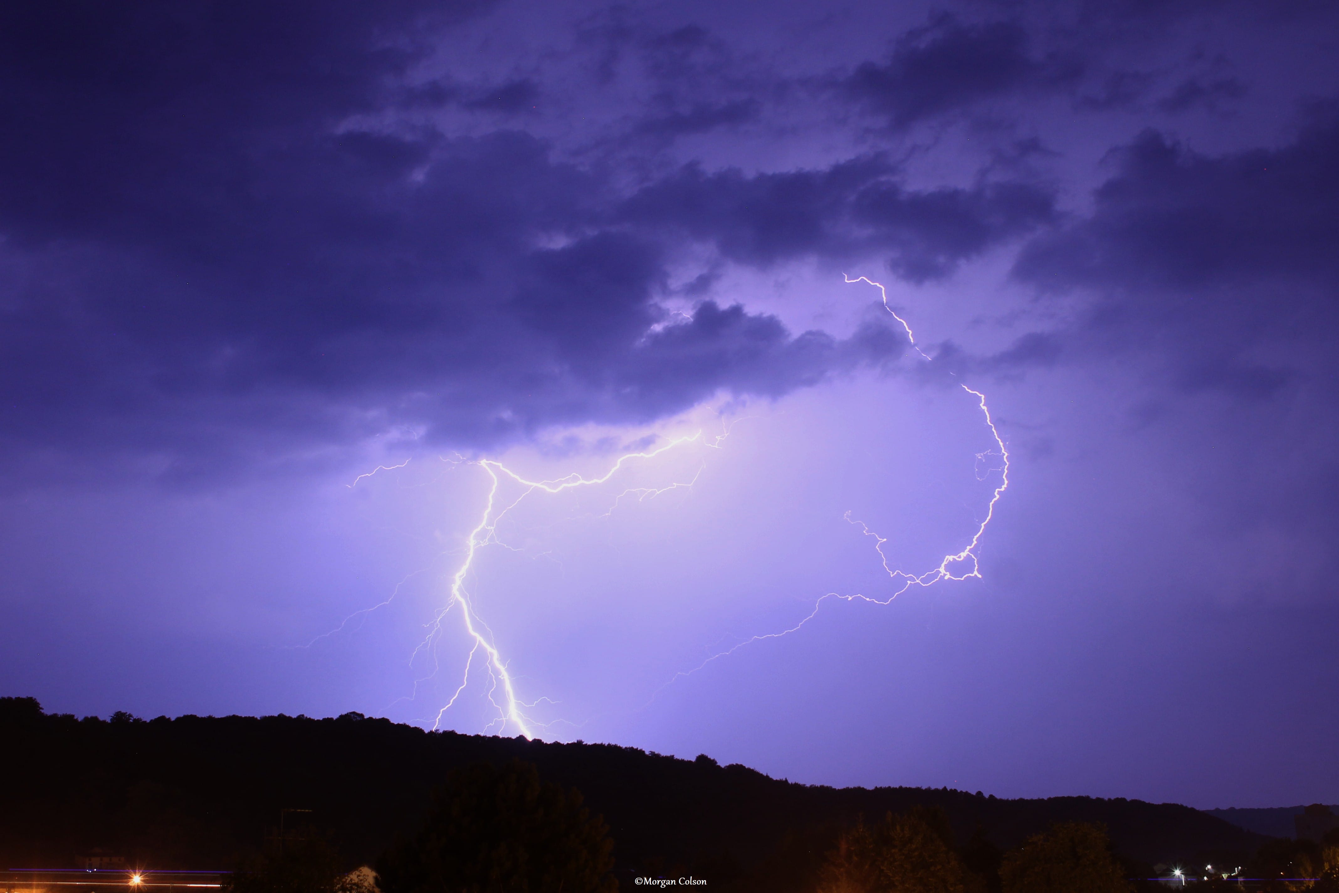 Foudre ramifiée pendant le gros système orageux en milieu de nuit en Meuse. - 08/08/2018 02:49 - Morgan Colson