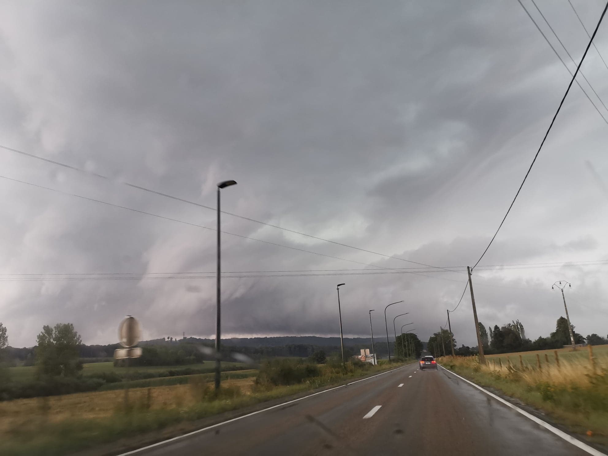 Orage sud Belgique / Nord est de la france . Finalement une fois dans l'orage,  gros grêlons,  très forte pluie et fortes rafales de vent. Très impressionnant. - 09/08/2019 17:45 - Lucile Blondin