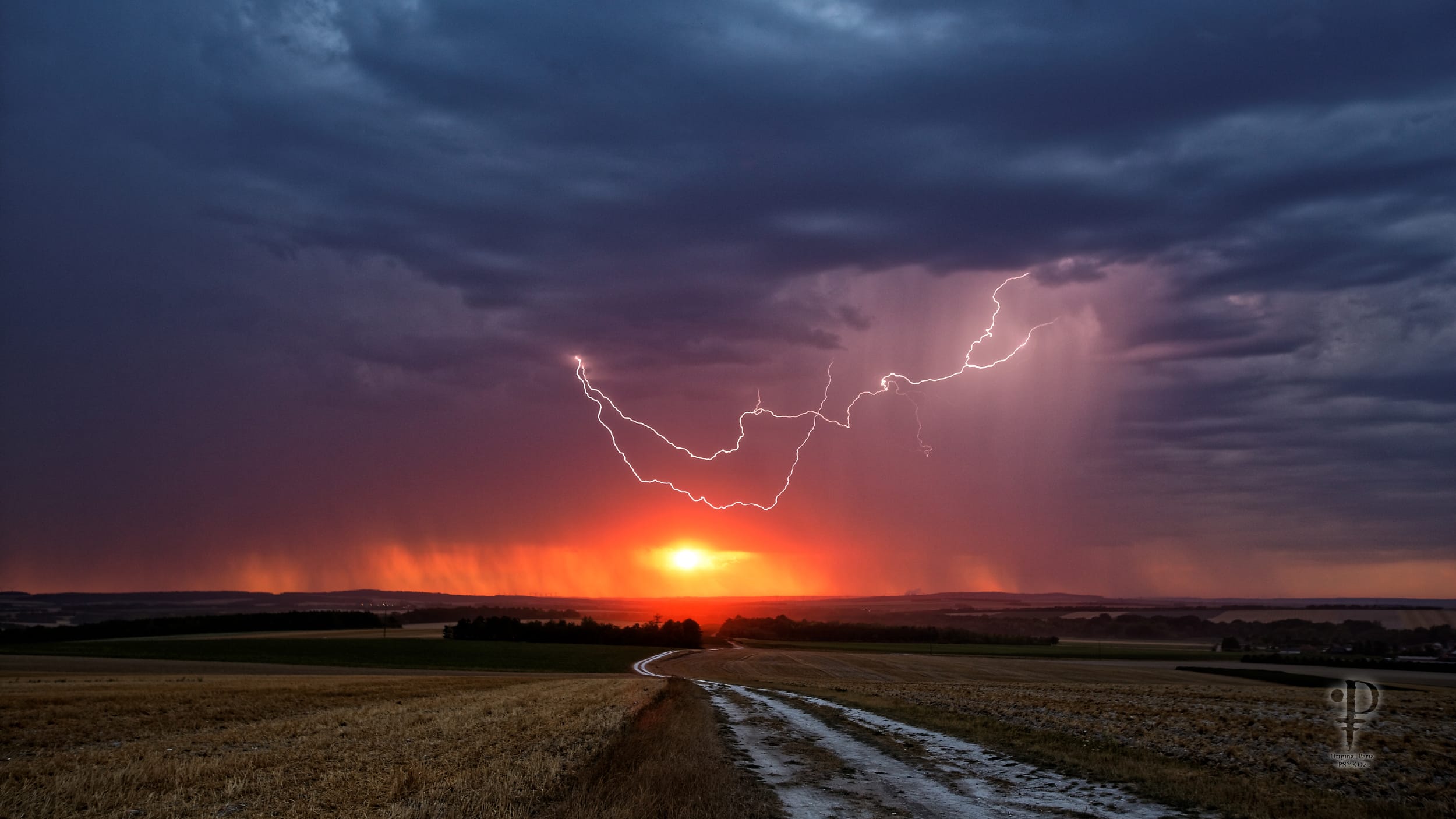 Orage passant au dessus de Nogent sur Seine, Aube(10) à l'heure ou le soleil se couche - 09/08/2020 21:00 - Antoine BECARD