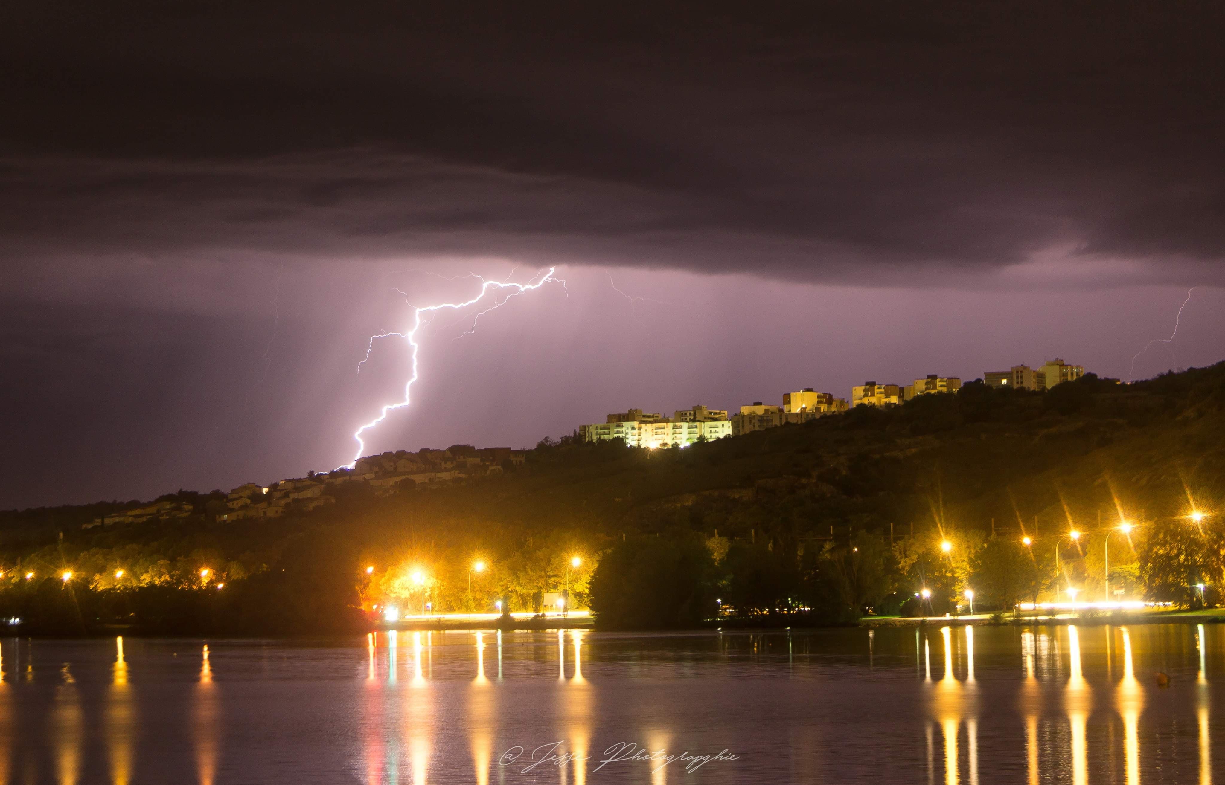 Orage ce matin vers 4h à Dijon. Photographie au lac kir - 09/05/2020 04:00 - Jesse Keller