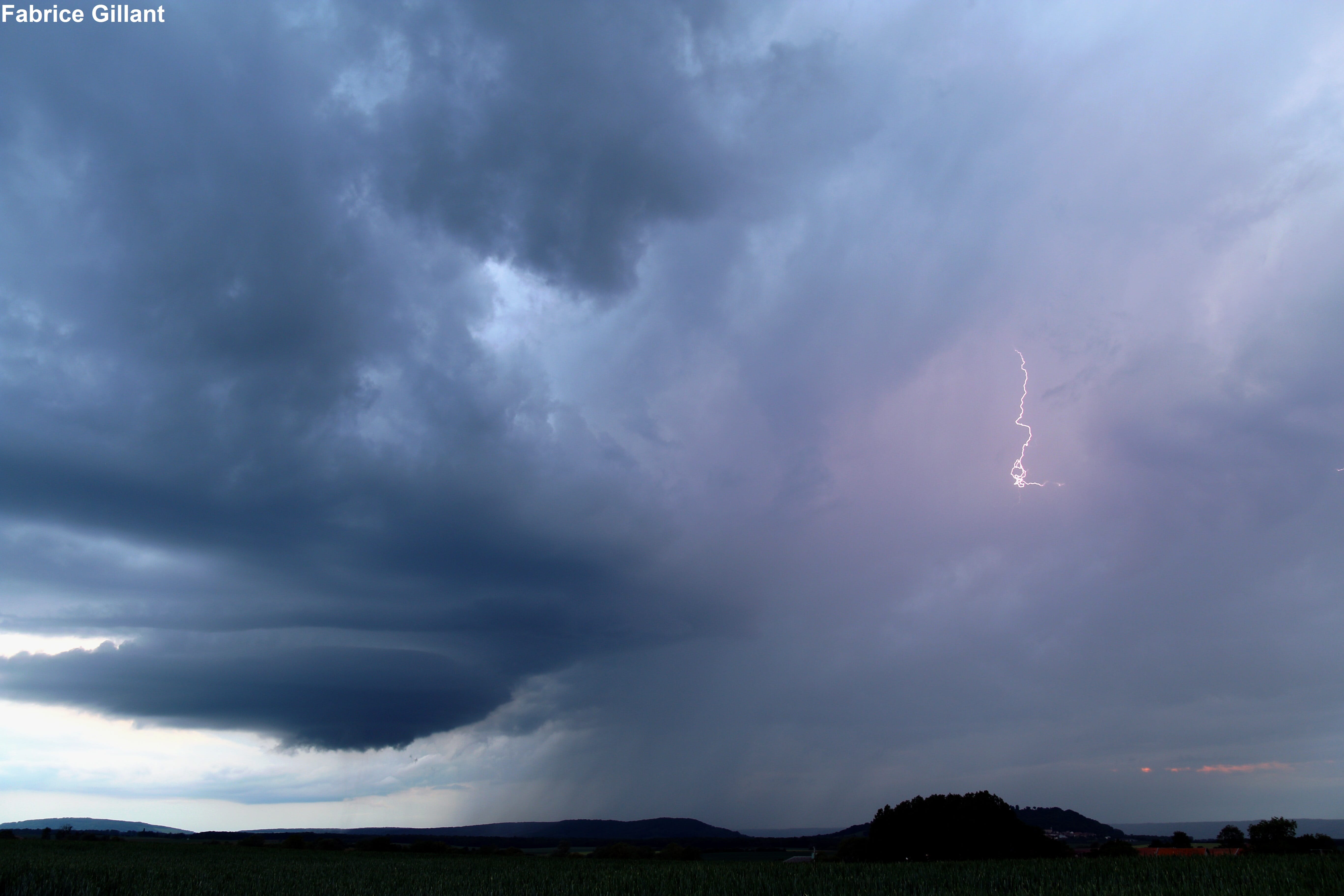 Une amorce d'une supercellule d’un faible Orage du dimanche 10 mai 2020. - 10/05/2020 20:30 - Gillant Fabrice