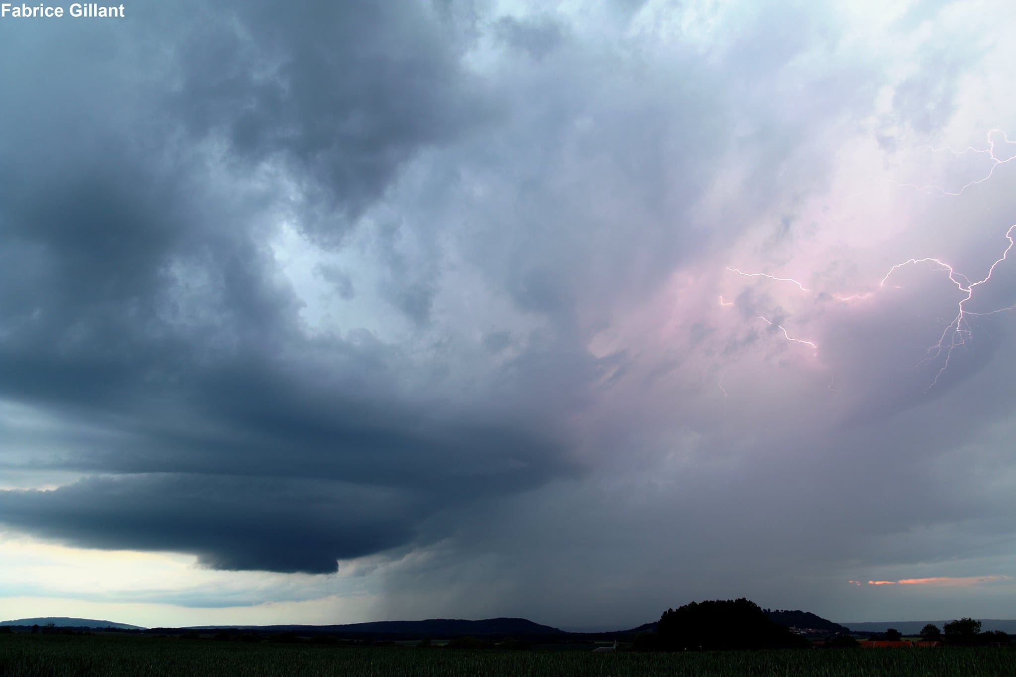 Une amorce d'une supercellule d’un faible Orage du dimanche 10 mai 2020. - 10/05/2020 20:30 - Gillant Fabrice