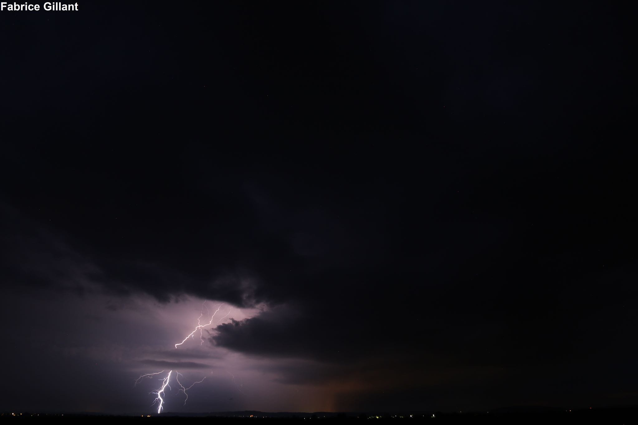 Une amorce d'une supercellule d’un faible Orage du dimanche 10 mai 2020. - 10/05/2020 20:30 - Gillant Fabrice