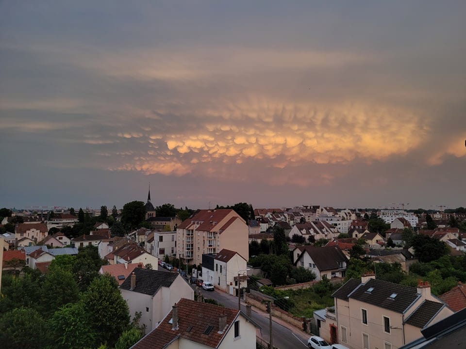 Mammatus observés depuis Dijon. Ils doivent passés sur le Rhône-Alpes ou la Franche-Comté. - 12/08/2021 18:00 - Clément DV