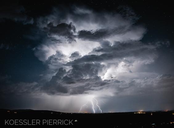 Photo prise la nuit du 11 au 12 juillet 2023 depuis le château d’eau du Mont Brouilly à Saint-Lager (69) . Orage situé sur Macon a 1h du matin. - 12/07/2023 01:00 - Pierrick KOESSLER