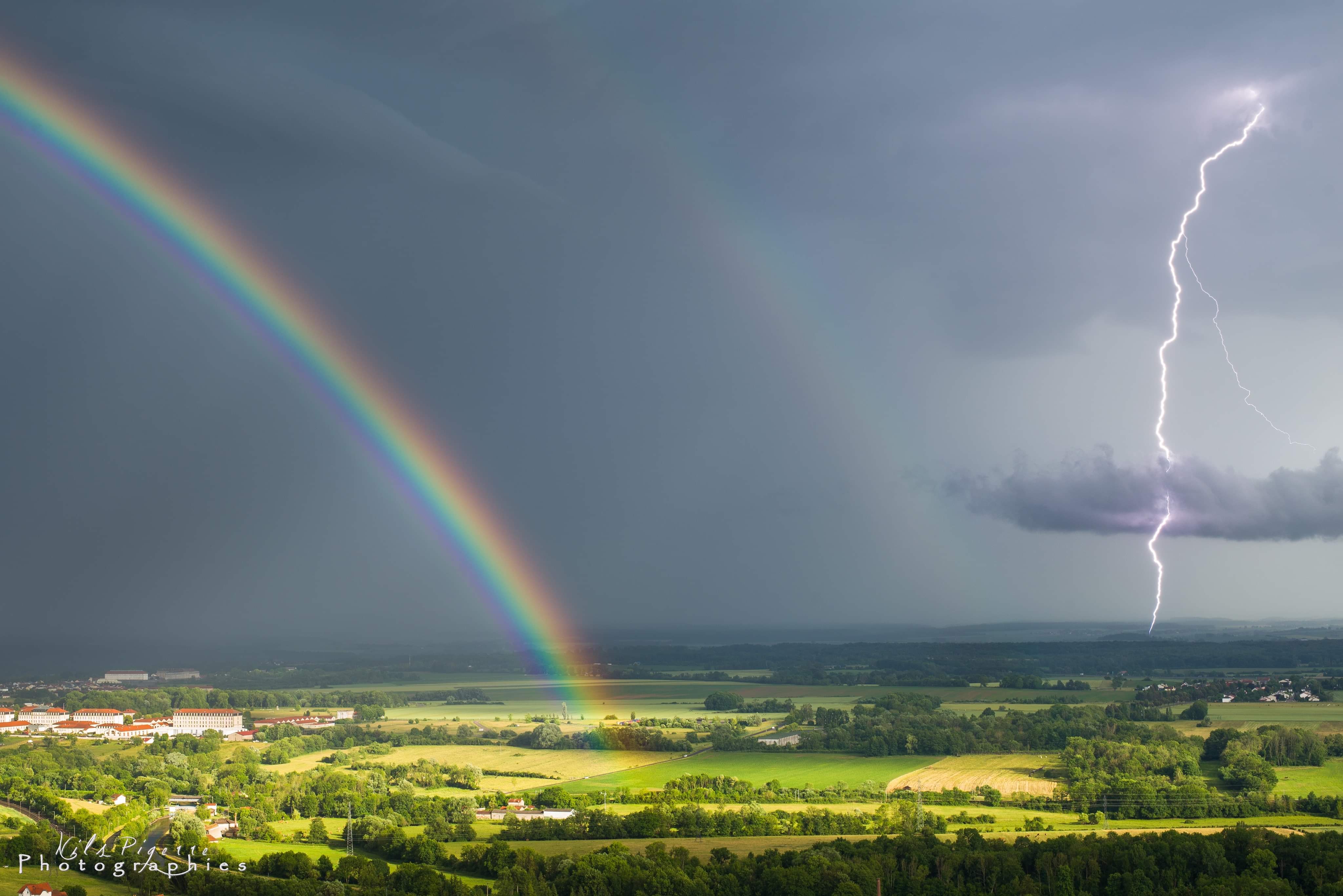 Superbe ambiance hier en fin d'après-midi avec cette impact accompagné 200 double arc-en-ciel. Moment magique depuis le plateau d'Écrouves à l'ouest de Toul - 12/06/2020 19:30 - Nils PIGERRE