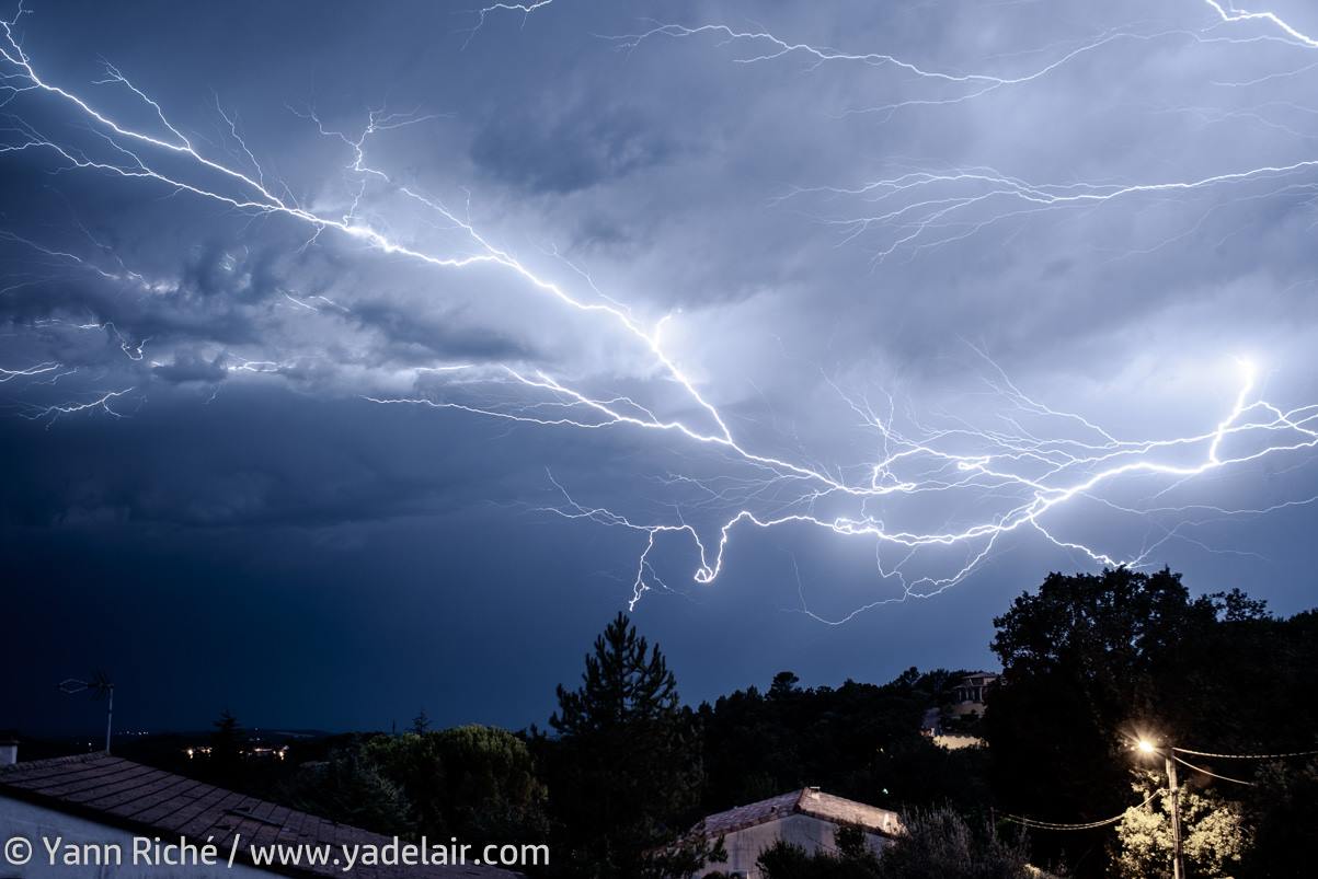 L'orage au dessus et autour de la maison à Mons (30) - 13/08/2018 01:00 - Yann Riché