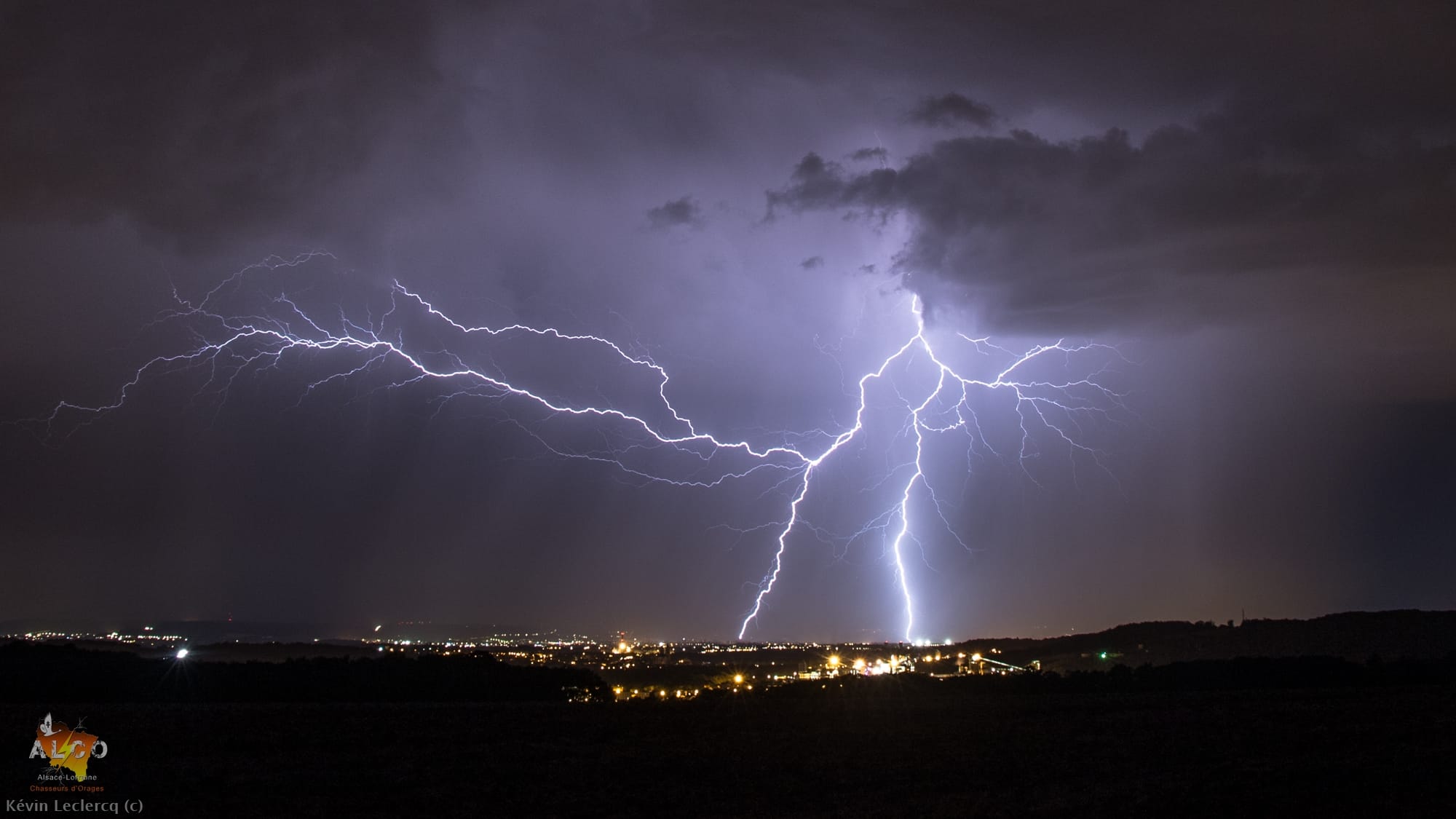 Fin de nuit éléctrique en Lorraine ! en particulier sur le centre Lorrain, le secteur de Nancy sera particulièrement touché ! vue ici sur un double impact ramifié sur la cité ducal. - 13/08/2018 05:18 - Kévin Leclercq