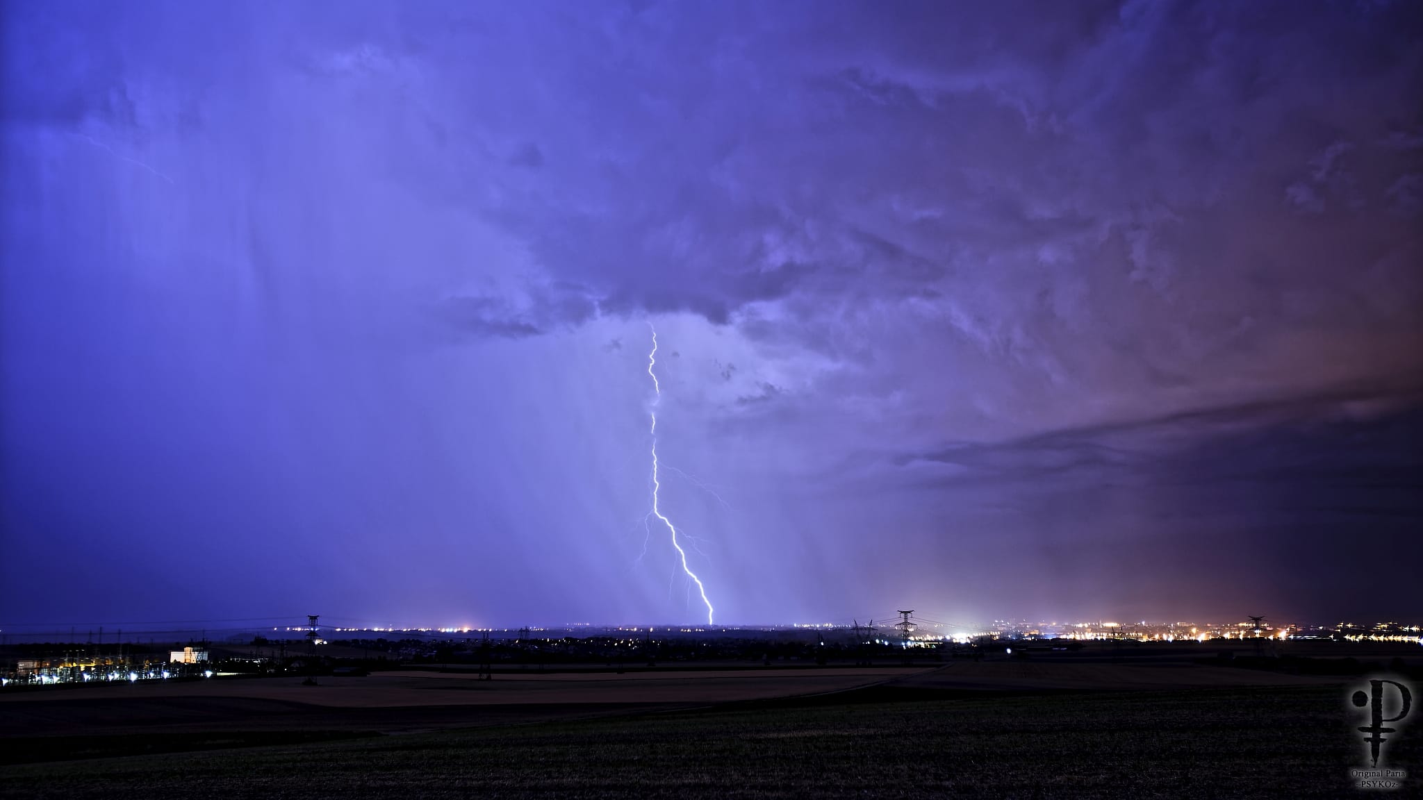 L'un des rares impacts avec départ visible sur l'Aube (10) ville de Troyes. Orage très faible. - 13/08/2018 04:48 - Antoine BECARD