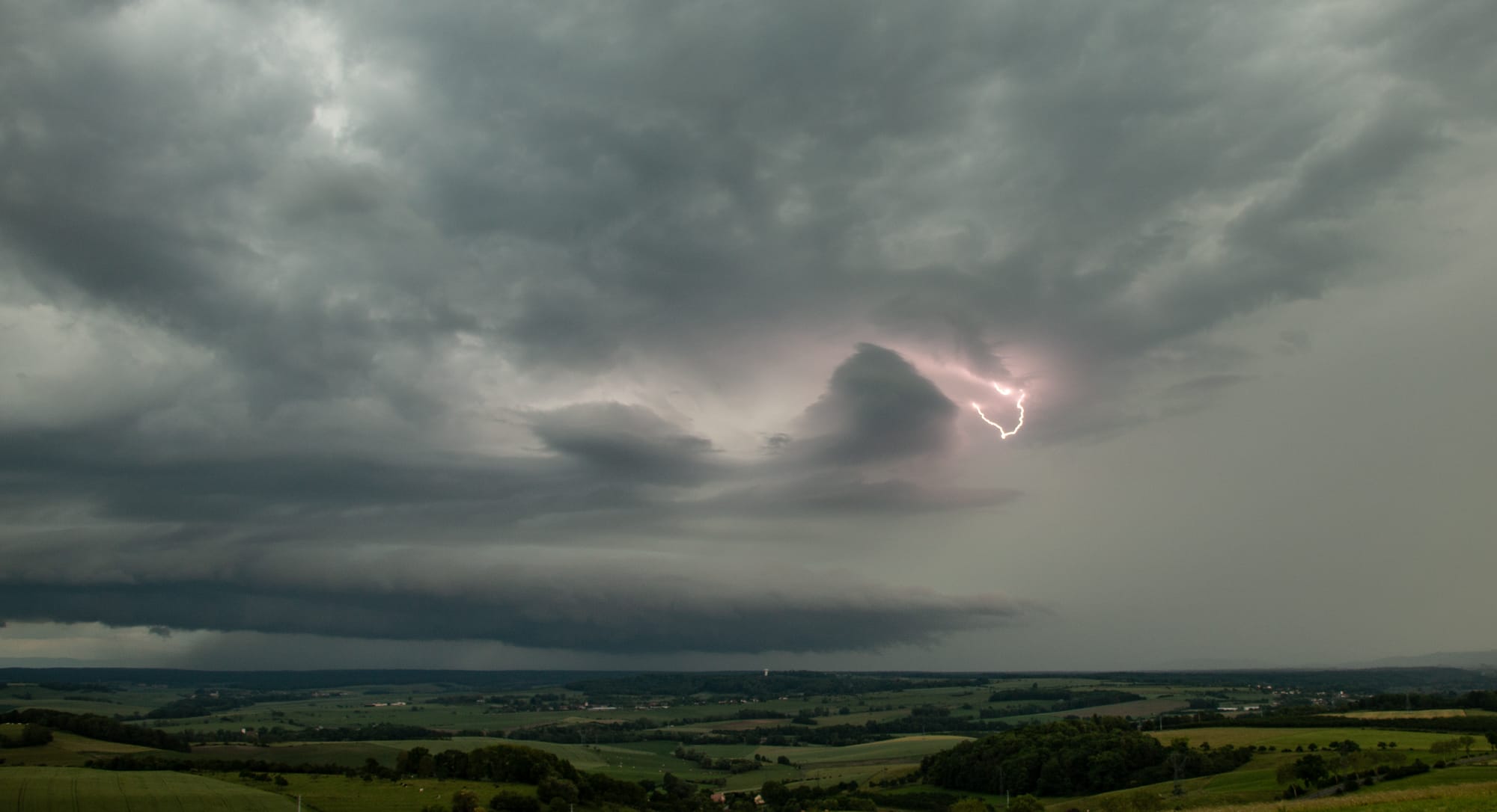 Supercellule sur l'est de la Lorraine en fin d'après-midi en bordure Est d'un paquet pluvio orageux, celle-ci transitera durant près d'une heure avant de prendre un aspect linéaire. - 15/06/2019 19:30 - Kévin Leclercq