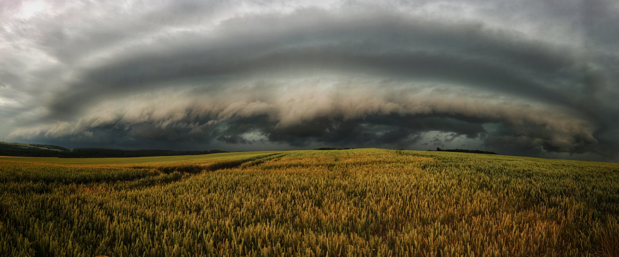 Journée enfin terminée. Et ben pour une première chasse au QLCS, je considère que c'est une belle réussite !
Une supercellule en premier temps en Seine-Maritime, et un arcus simplement époustouflant un peu plus tard à la frontière Seine-Maritime / Somme, devant le QLCS. - 18/06/2023 17:00 -  @LB_Doudou