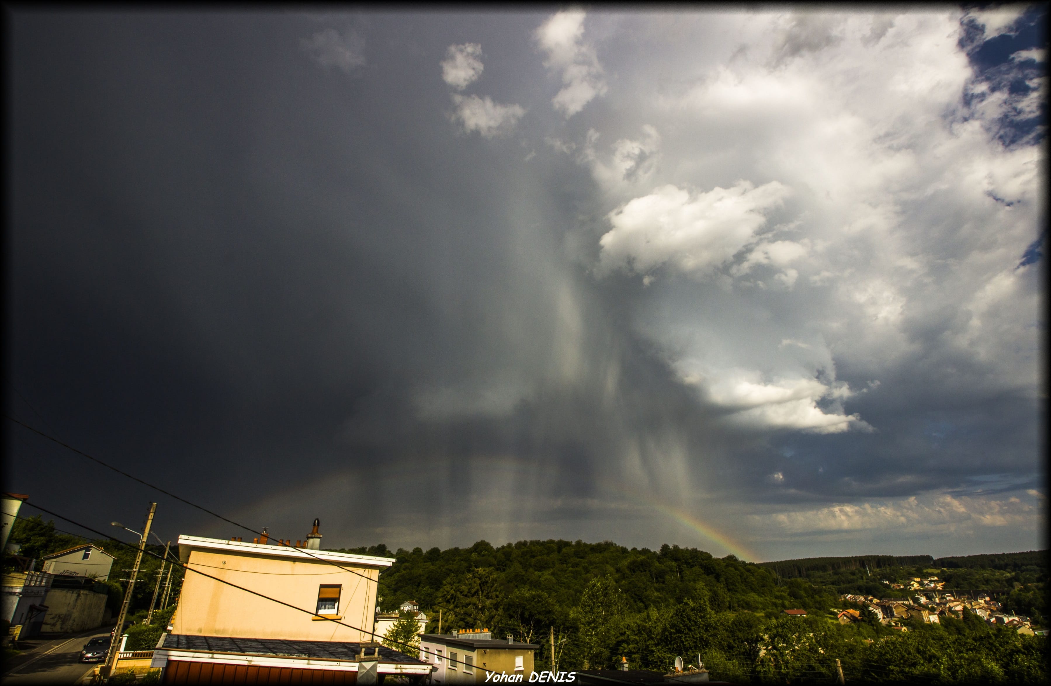 Orage matinal très esthétique arrivant sur Villerupt (54) vers 8h30. 
Il donnera une brève mais forte averse mêlée de grêle et une activité électrique soutenue. - 19/06/2019 08:30 - Yohan DENIS