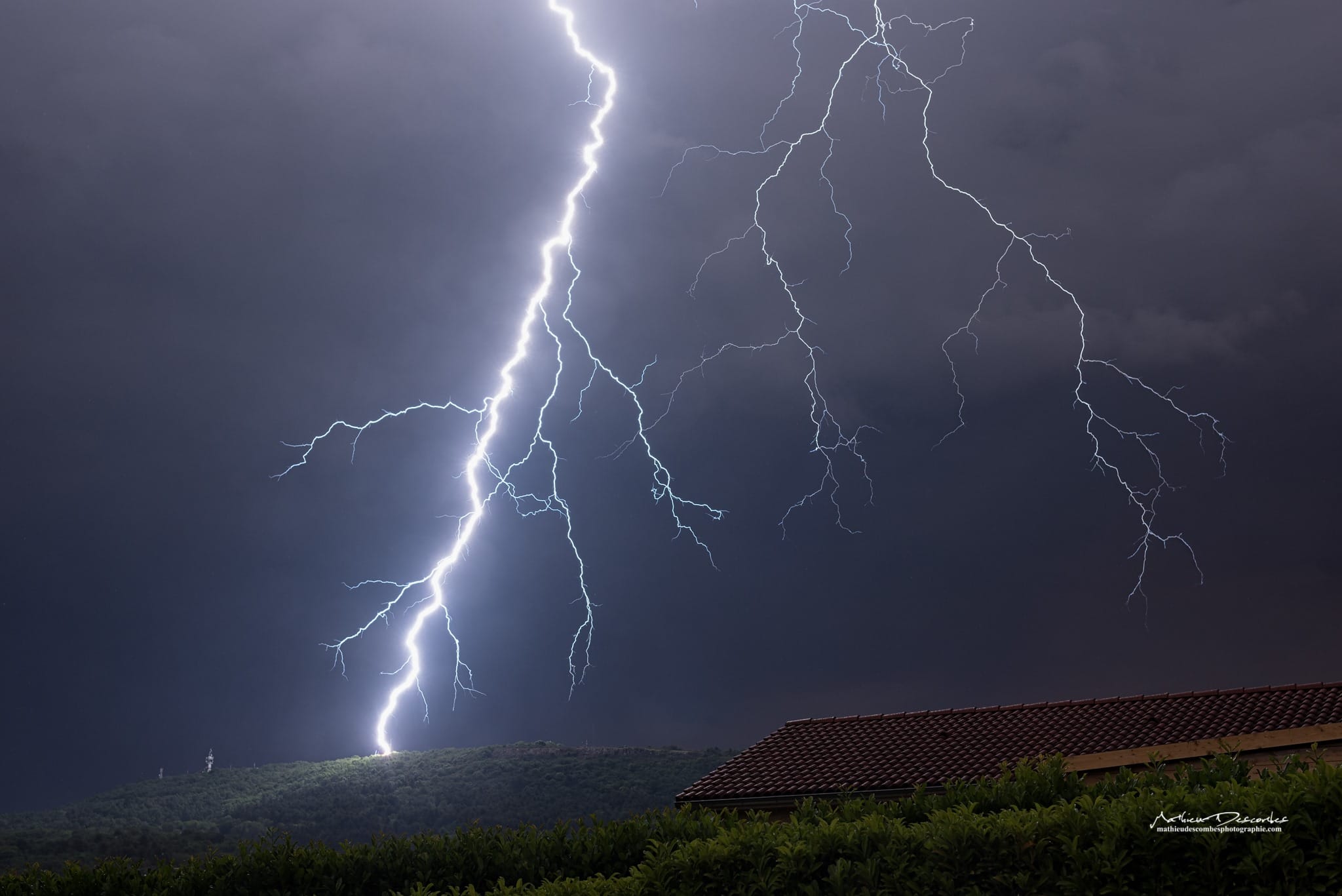 Foudre à l'avant du front sur les antennes du Mont July. - 19/06/2019 22:00 - Mathieu Descombes Photographie