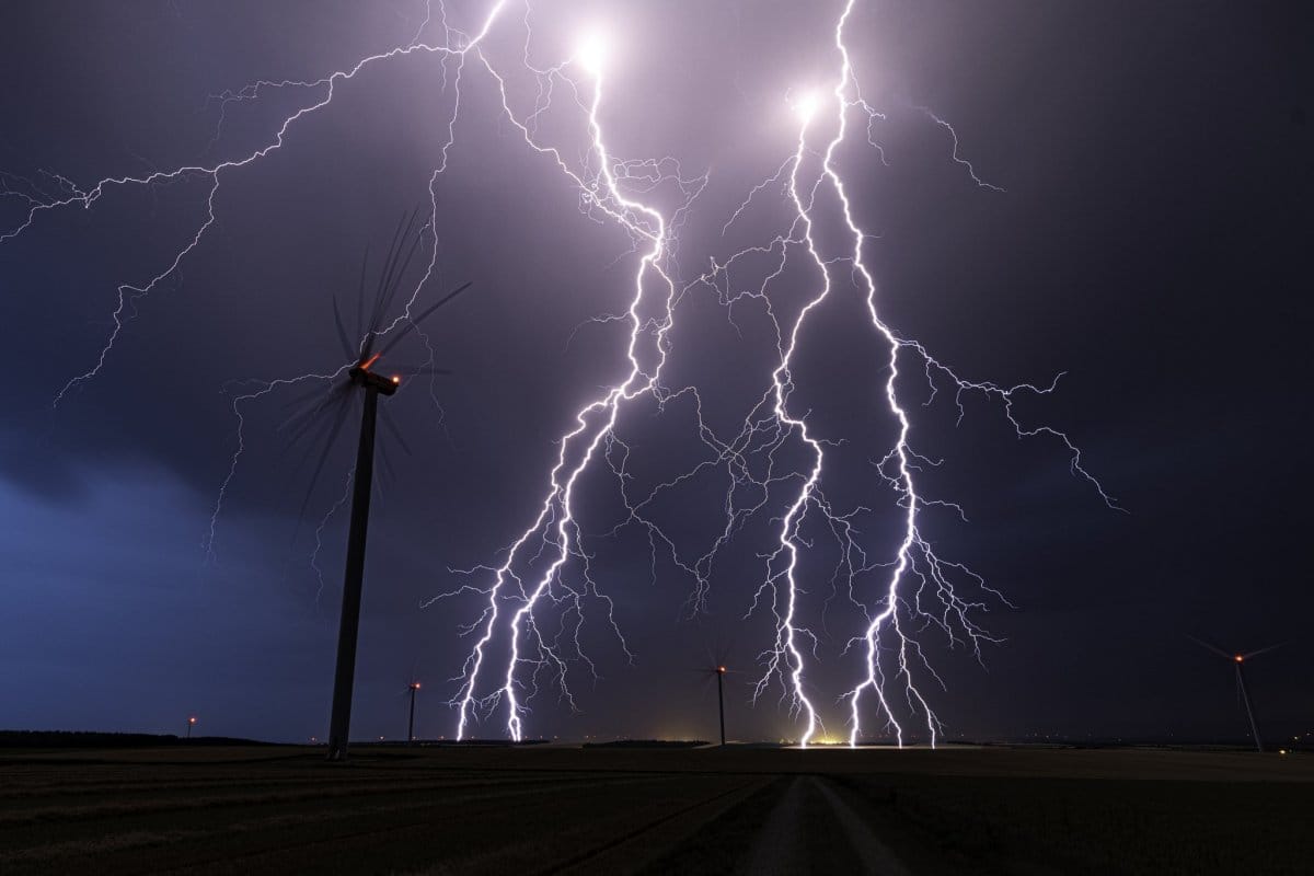 Incroyable densité de foudroiement en seulement 90 secondes au nord de Troyes avant-hier soir... 
Nikon D850 - 15 mm Irix Lens - 19/06/2022 22:00 - Guillaume HOBAM