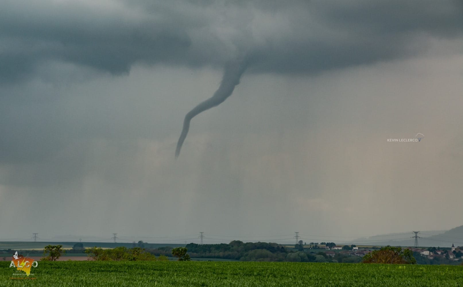 Tuba très développer pendant 5-6min sous une cellule orageuse stationnaire ! :) - 19/05/2019 15:37 - Kévin Leclercq