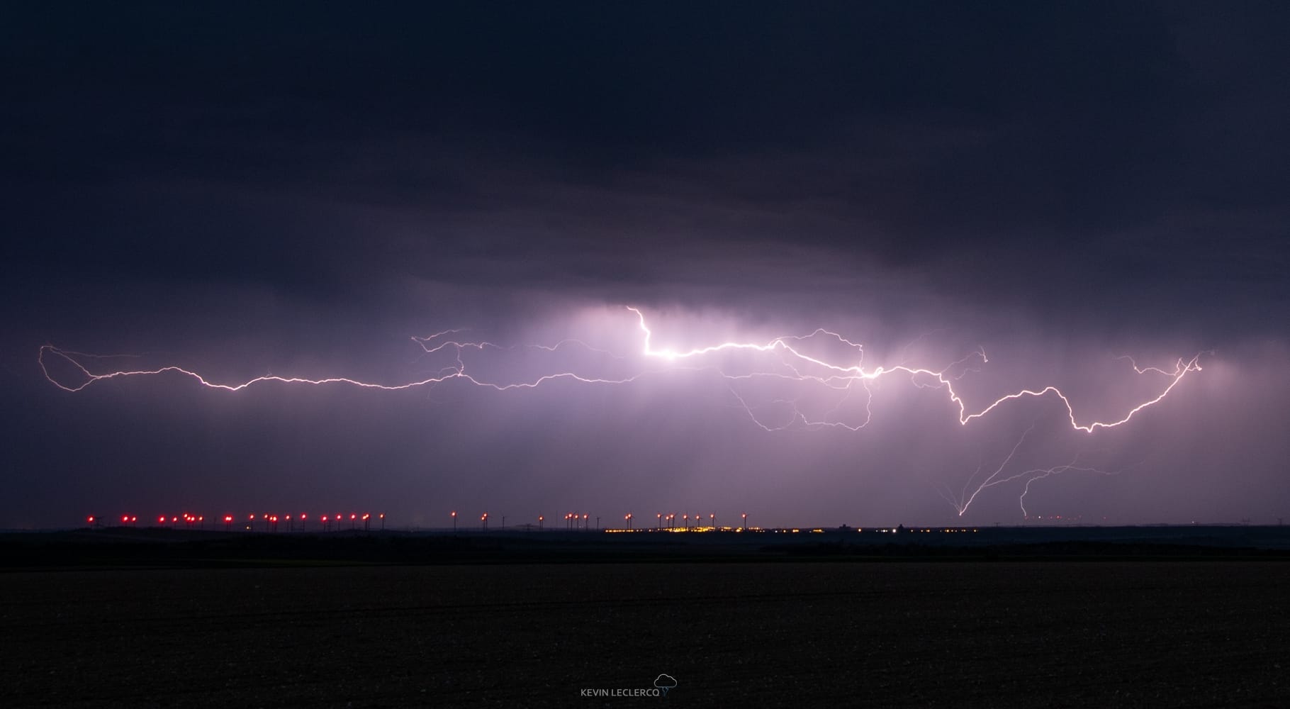 Superbes orages hier soir dans le sud est de la Marne (51) vue ici sur un bel internuageux et un double coup de foudre ascendant sur éolienne ! - 20/04/2019 00:00 - Kévin Leclercq