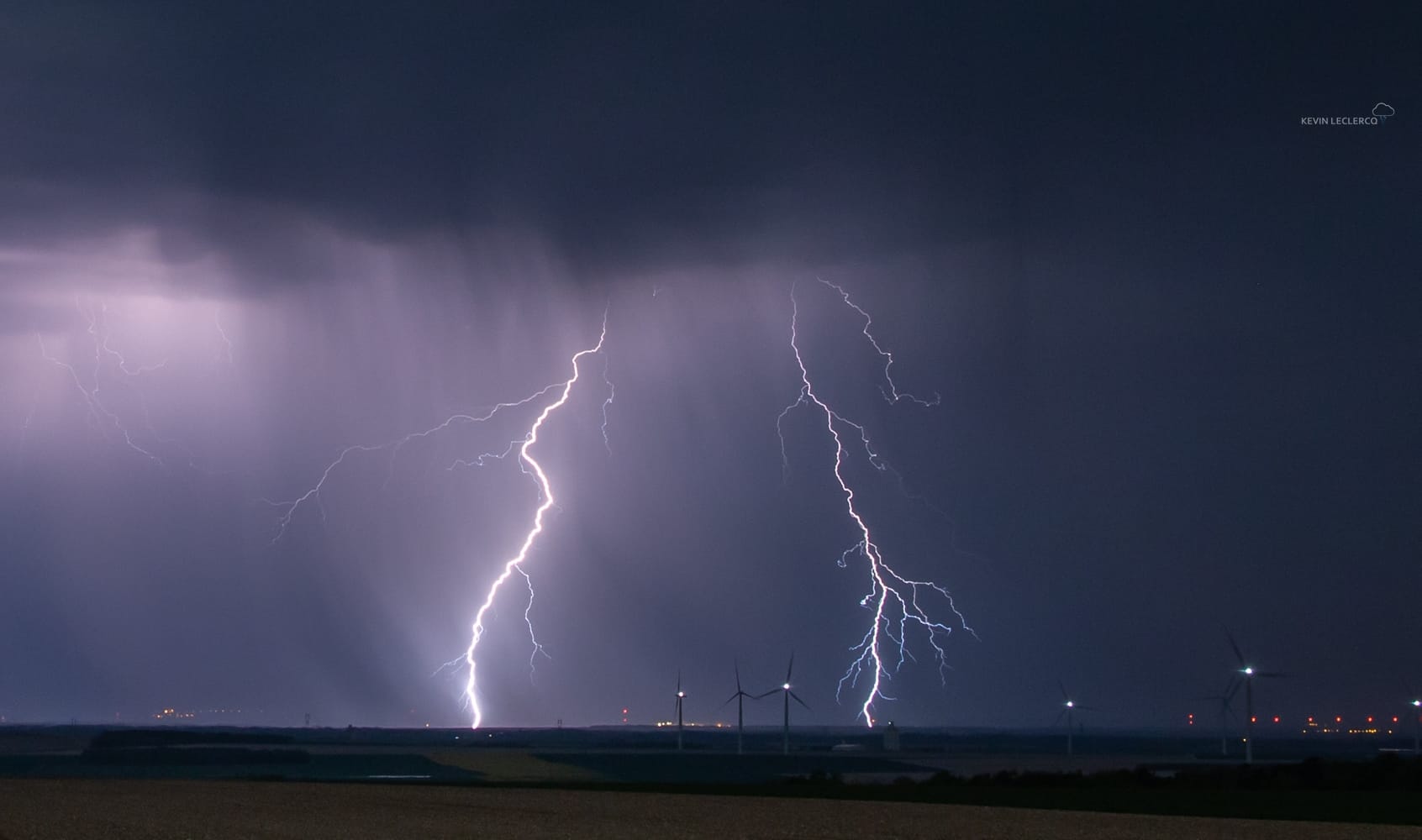 Double impact de foudre ramifié hier soir dans le NE de la France, (Marne), la saison 2019 est lancé et de quelle manière ! - 20/04/2019 00:09 - Kévin Leclercq