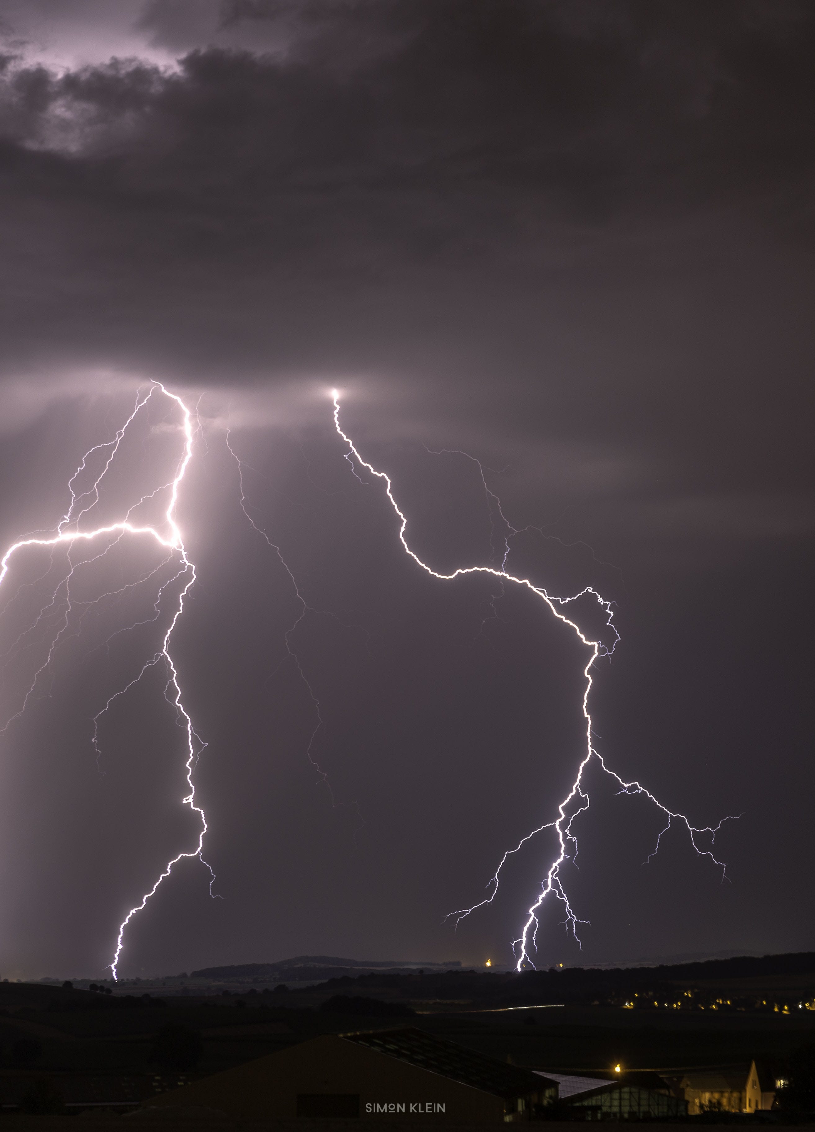 Enfin du nocturne en Alsace avec ici le Pays de Saverne(67) qui et foudroyé sous une cellule de courte durée de vie au niveau du foudroiement. - 20/07/2019 23:40 - Simon KLEIN