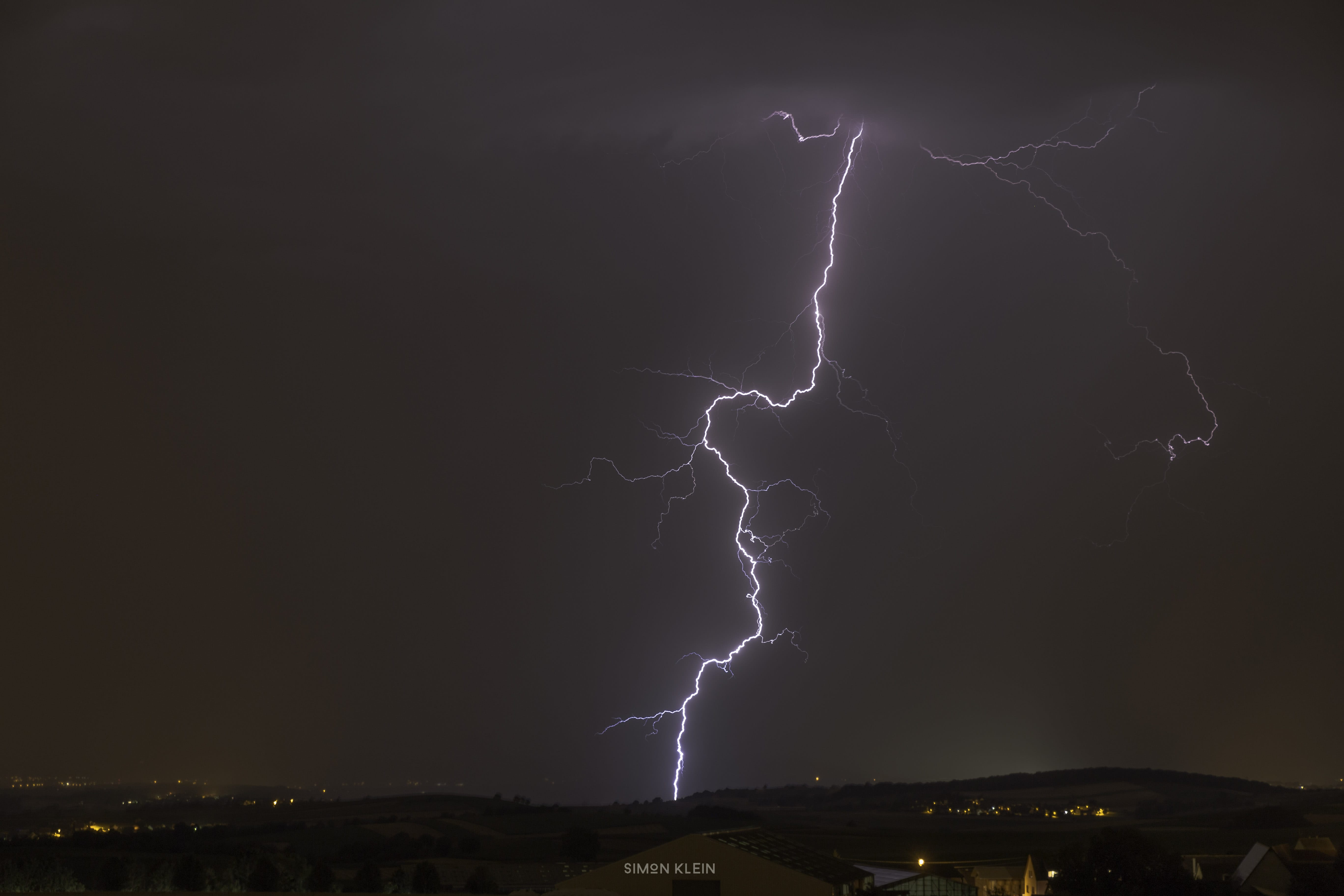 Encore un coup de foudre issue de cette petite cellule orageuse dans le pays de Saverne(67). - 20/07/2019 23:45 - Simon Klein