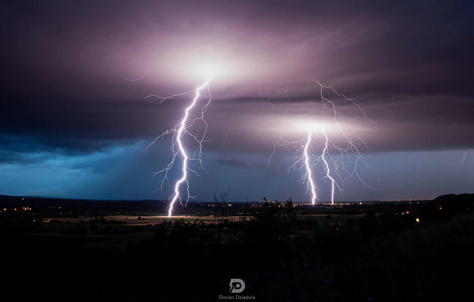 Après le virulent orage ayant balayé Gers puis Tarn-et-Garonne, une supercellule isolée s'est initiée au nord de Toulouse en début de nuit. Intense activité électrique, essentiellement de bon gros coups de foudre, pour certains extranuageux. - 21/06/2023 01:00 - Dorian Dziadula