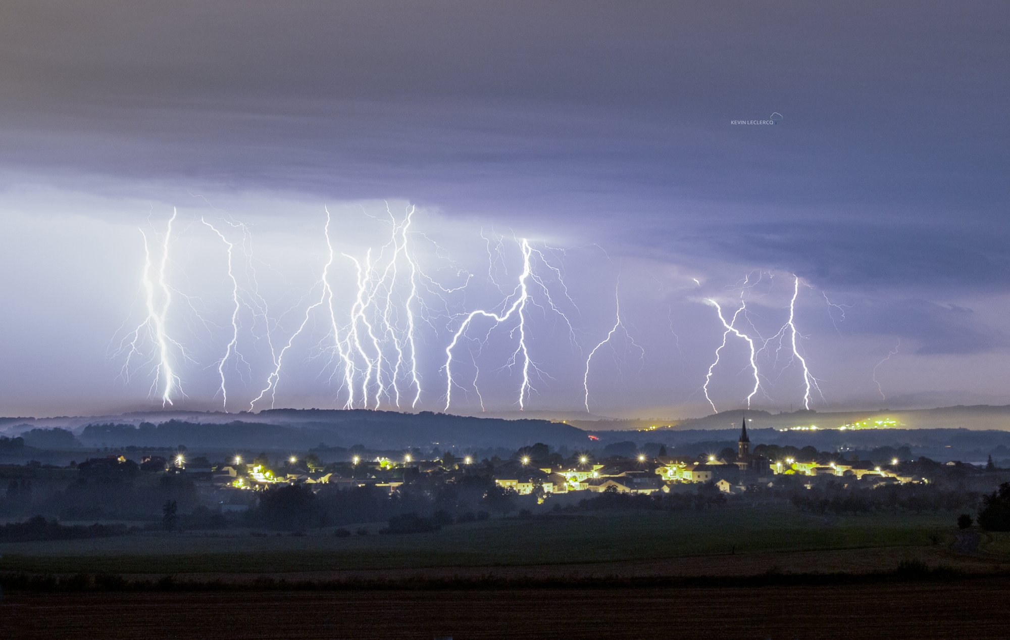 Activité foudre délirante cette nuit en Lorraine  ! sur ce stack de 2min j'ai comptabilisé 22 impacts de foudre (les autres sont sur la version non zoomé) image près de Nancy (54) - 25/08/2023 02:00 - Kévin LECLERCQ