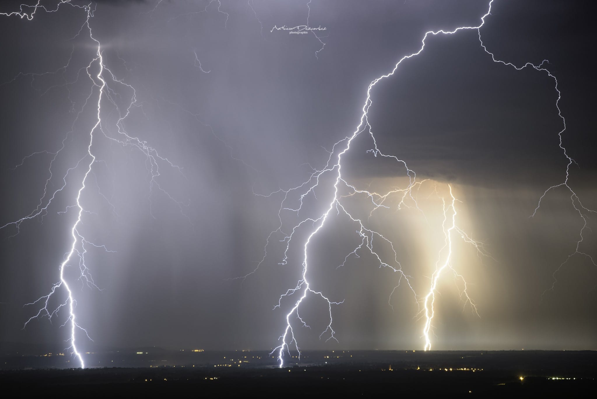 Orage au Nord de l'Ain avec foudres ramifié - 25/07/2019 22:00 - Mathieu Descombes Photographie