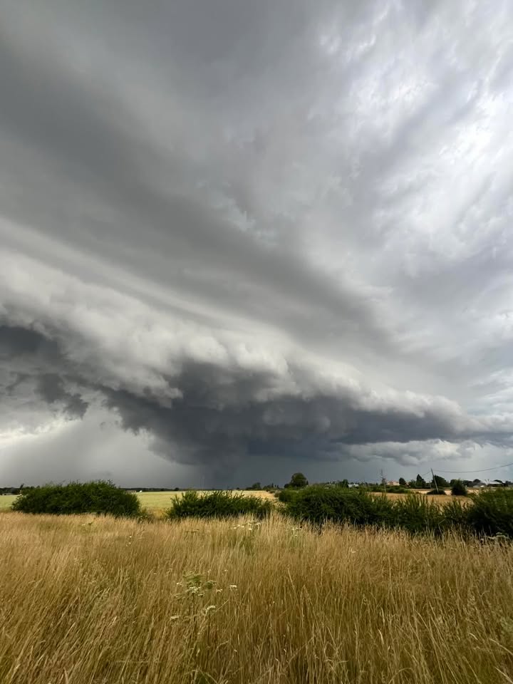 Supercellule qui a transité dans l’Eure ce soir ! J’étais situé aux alentours de La Neuve Lyre, avant que l’orage de me chasse ! - 25/06/2025 18:00 - Victor VERMEIL