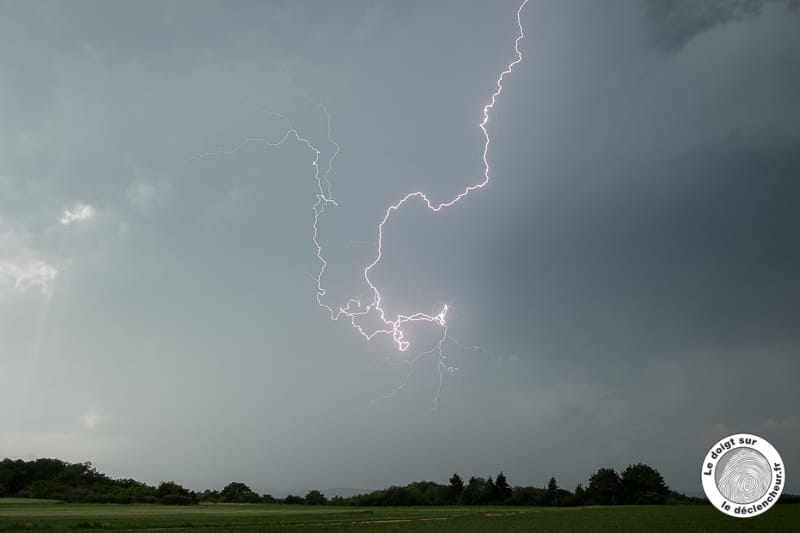 Photo réalisée en alsace, dans le bas-rhin à Proximité de la commune d'innenheim.
Orage provenant de l'allemagne avec une origine à proximité de larh.
Cet orage a traversé le bas rhin pour rejoindre la cellule lorraine.
Il s'agit d'une photo prise sur l'arrière de l'orage. - 25/05/2018 17:08 - Nicolas CHATEL