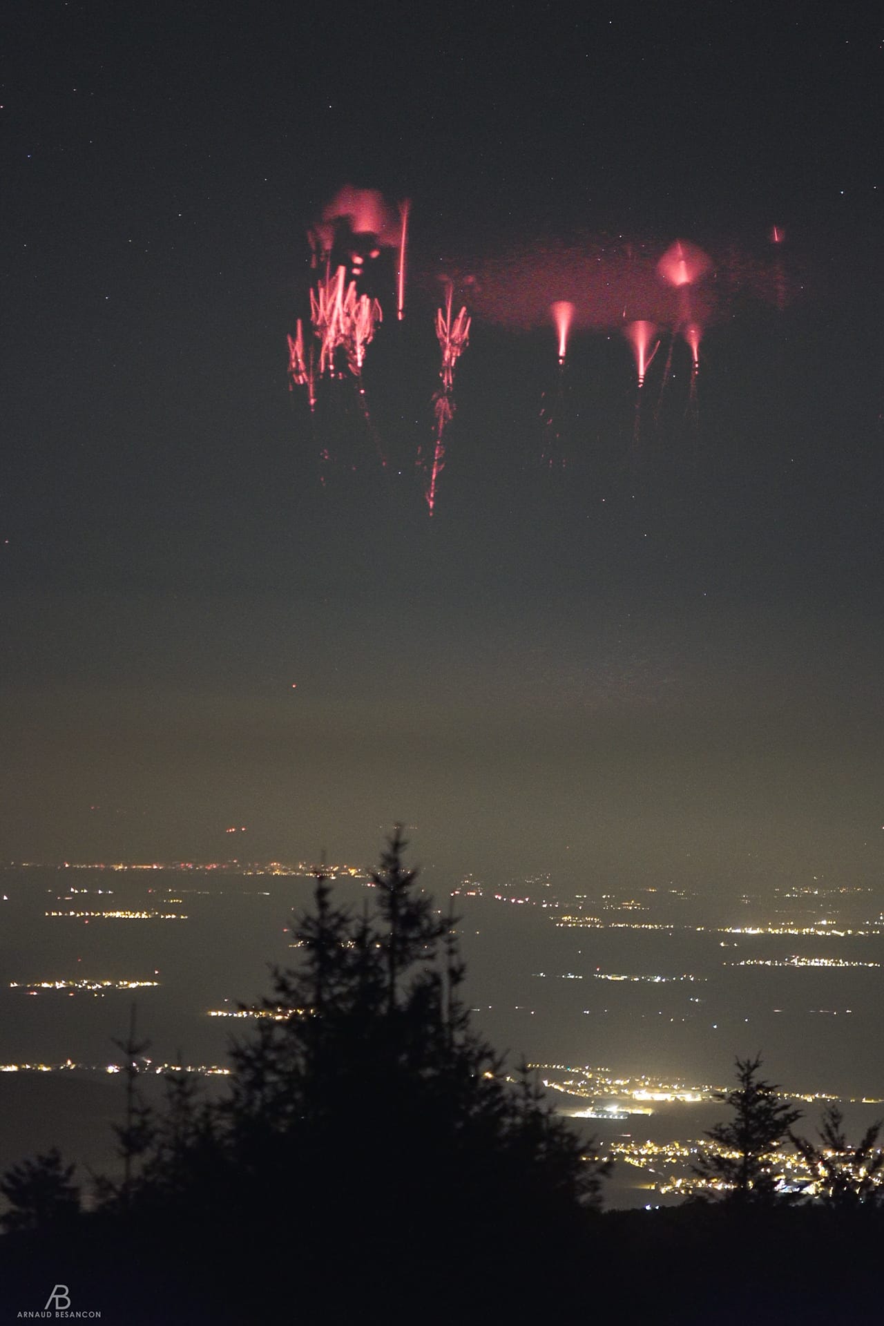 Un joli sprite capturé dans la nuit du 26/08 à 21h43 UTC depuis le grand ballon en Alsace, plusieurs cellules orageuses se trouvaient au dessus de la région de Munich à environ 350 km de ma position.Ce TLE ou sprite ou encore phénomène lumineux transitoire est composé de différents types de structures,dont une en haut à gauche,qui a la forme d'un rideau ou d'un voile...

4 images extraites d’une video en 4K et empilées. Sony A7s + Atomos Ninja + Samyang 85mm ouvert à F1.2 25i/s 25600 isos .Image finale recadrée au format 2/3 (Format original était 16/9) - 26/08/2019 23:43 - Arnaud BESANCON