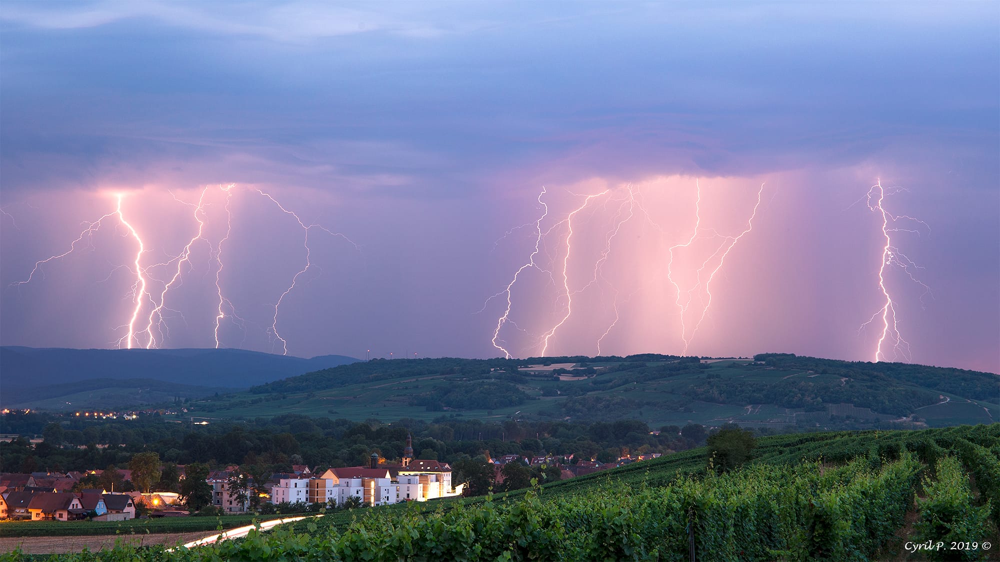 Barrage de foudre en direction des Vosges, pris depuis le piémont alsacien. Empilement de 3 photos pour une pose totale de 1 minute 30. - 26/07/2019 22:00 - Cyril P.