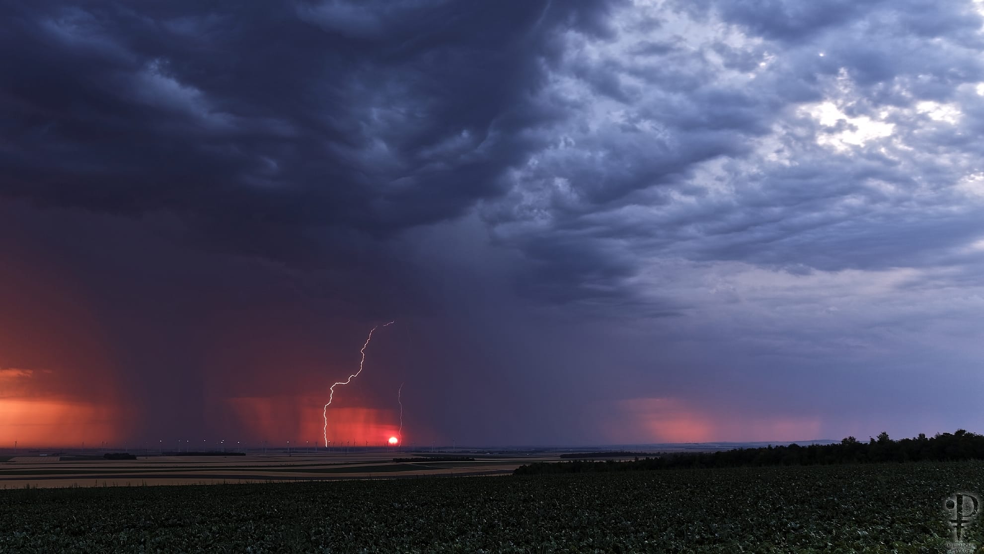 Orage et levé de soleil dans des conditions optimale de prise de vue. Forte précipitations au passage des cellules, les rideaux de pluie sont bien visible. Frontière Aube-Marne. - 26/07/2019 06:15 - Antoine BECARD