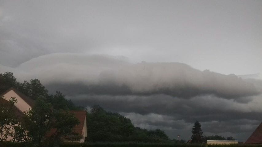 Voici l'orage qui est actuellement sur un village près de dole dans le Jura - 27/05/2018 20:00 - Amandine Mth