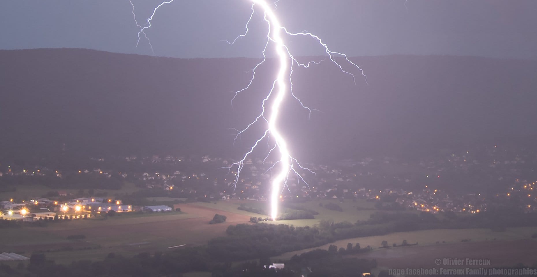 Voici la photo de l'impact de foudre tombé à Besançon dans le Doubs - 27/05/2018 22:00 - Ferreux Family Photographies